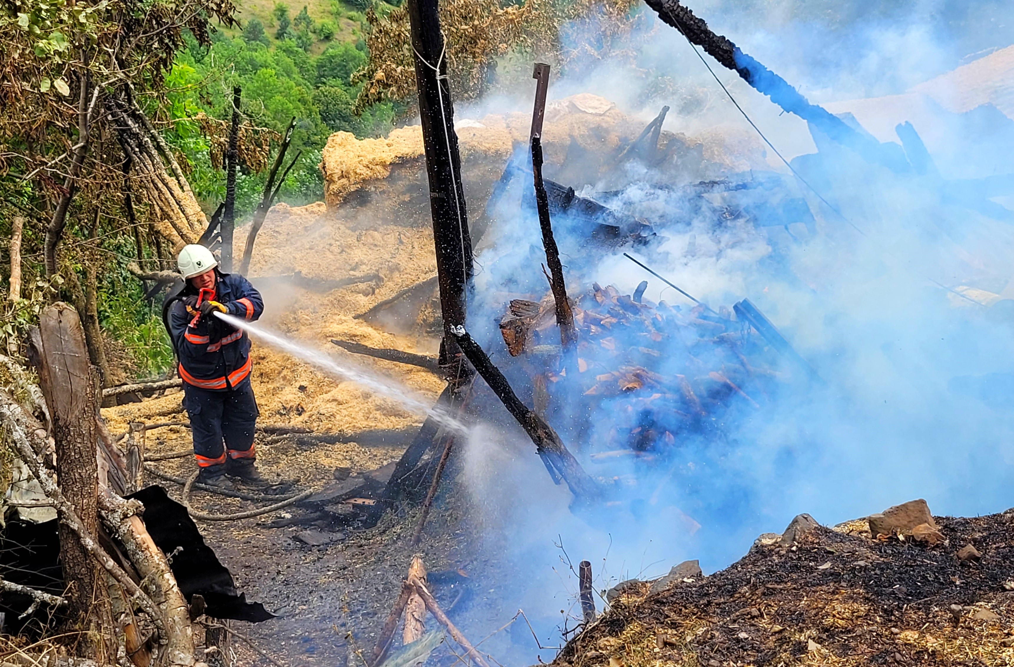 Ordu’da Elektrik Kontağından Çıkan Yangın Bir Evi Küle Çevirdi (1)