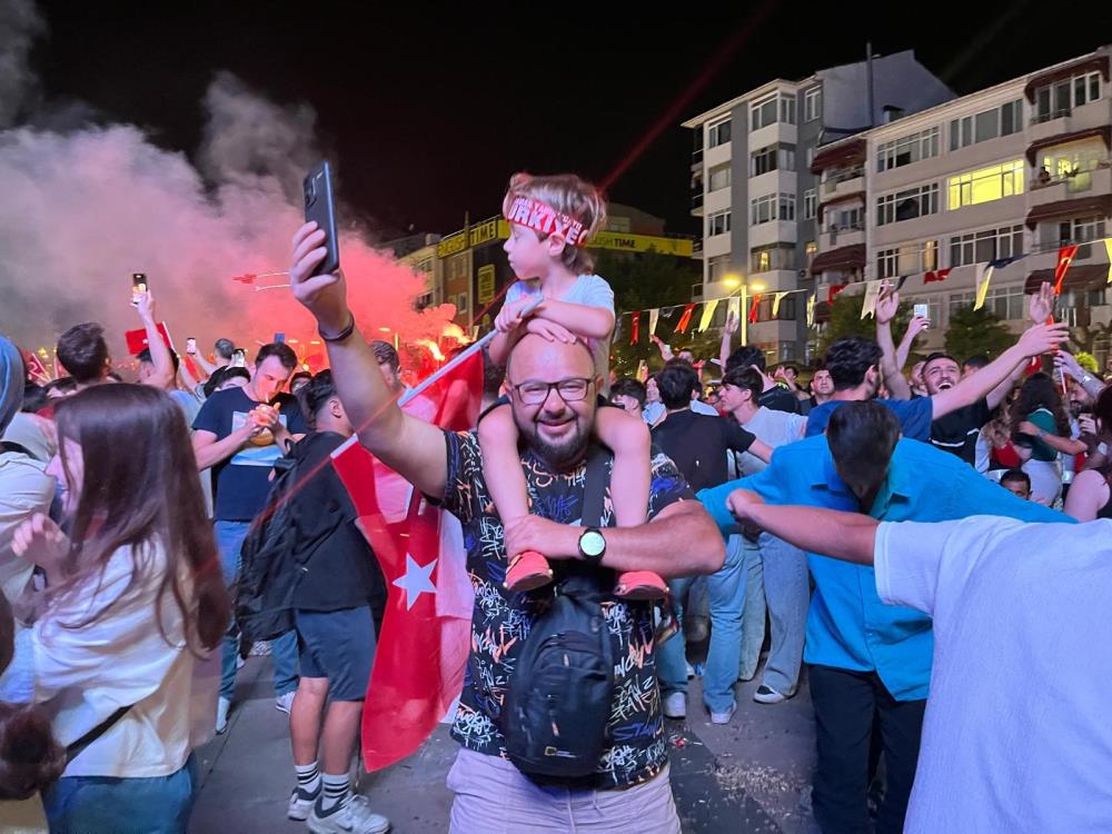 Türkiye Euro 2024'Te Çeyrek Finale Yükseldi, Taraftarlar Sokağa Döküldü-1