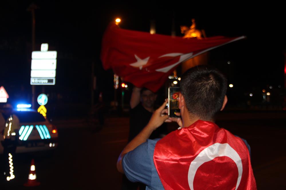 Türkiye Euro 2024'Te Çeyrek Finale Yükseldi, Taraftarlar Sokağa Döküldü (13)