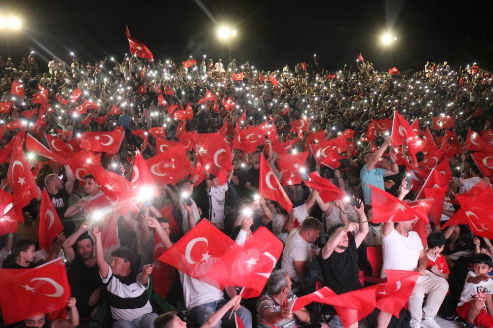 Türkiye Euro 2024'Te Çeyrek Finale Yükseldi, Taraftarlar Sokağa Döküldü (5)