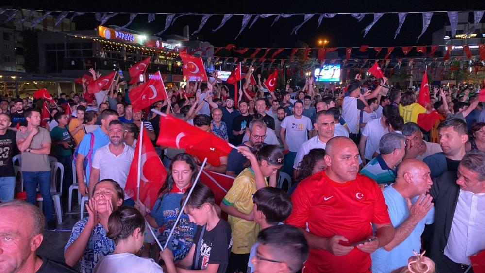 Türkiye Euro 2024'Te Çeyrek Finale Yükseldi, Taraftarlar Sokağa Döküldü (7)