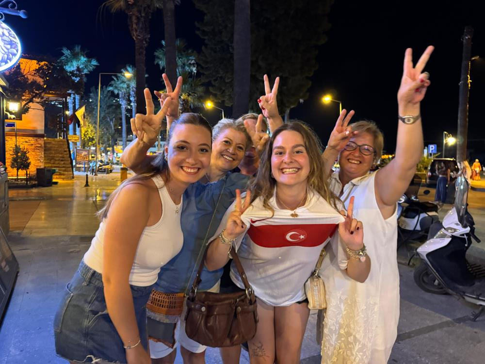 Türkiye Euro 2024'Te Çeyrek Finale Yükseldi, Taraftarlar Sokağa Döküldü (8)