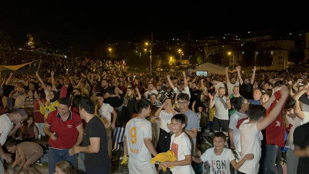 Türkiye Euro 2024'Te Çeyrek Finale Yükseldi, Taraftarlar Sokağa Döküldü (9)
