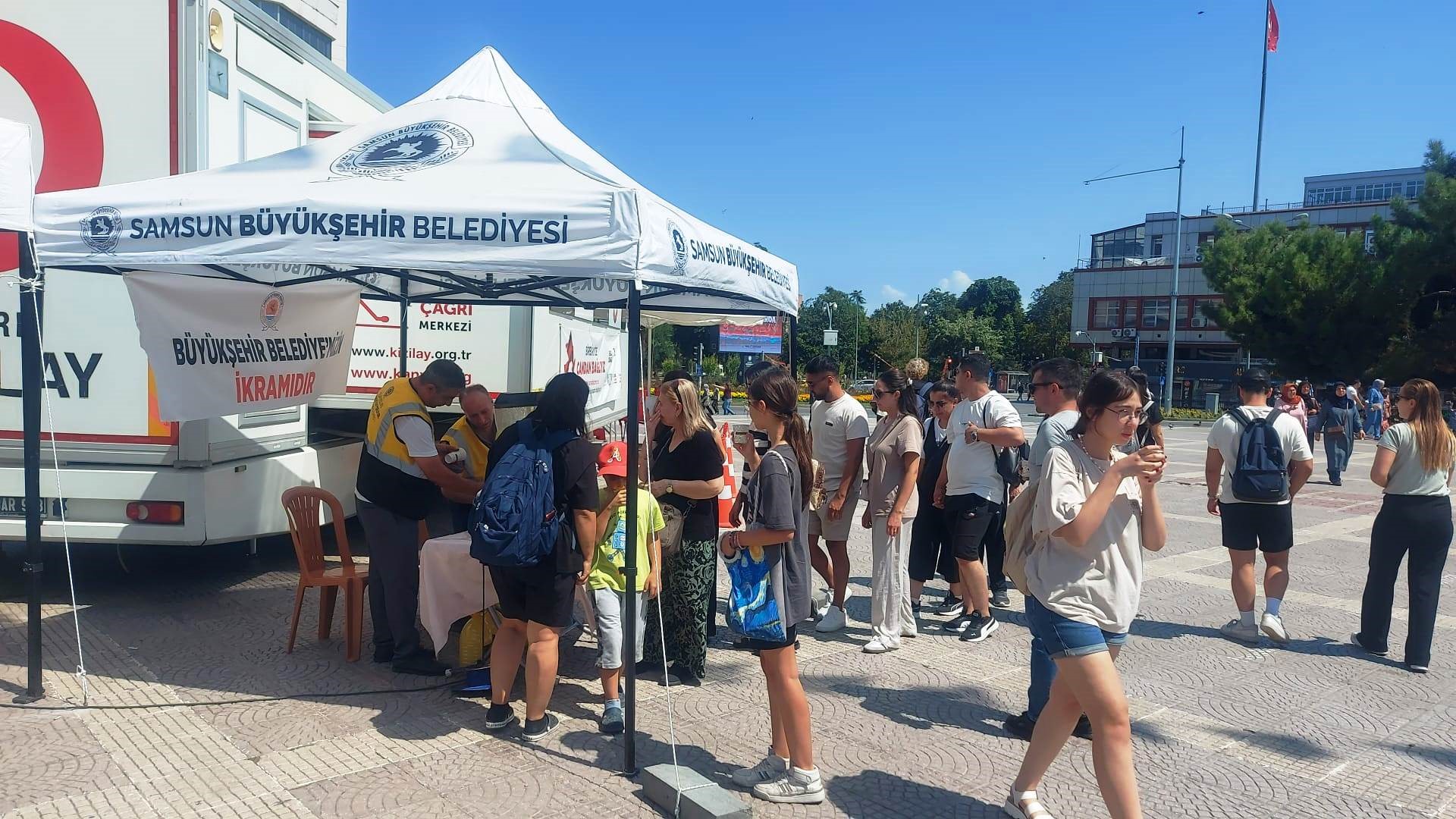 Vatandaşlara Ücretsiz Limonata Ve Su Ikramı (1)