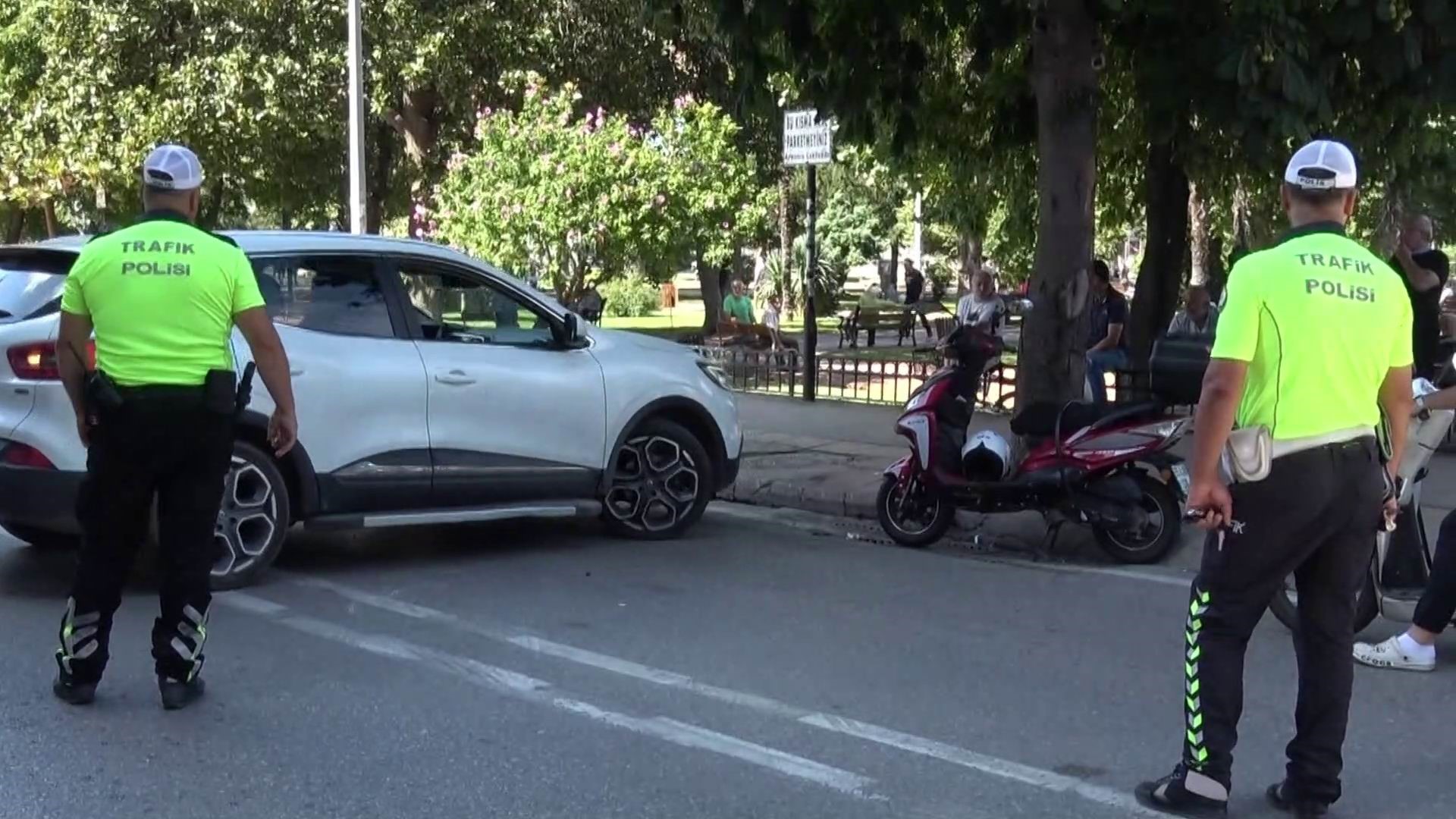 Motosikletin Otomobile Çarptığı Kaza Kamerada 2 Yaralı (2)