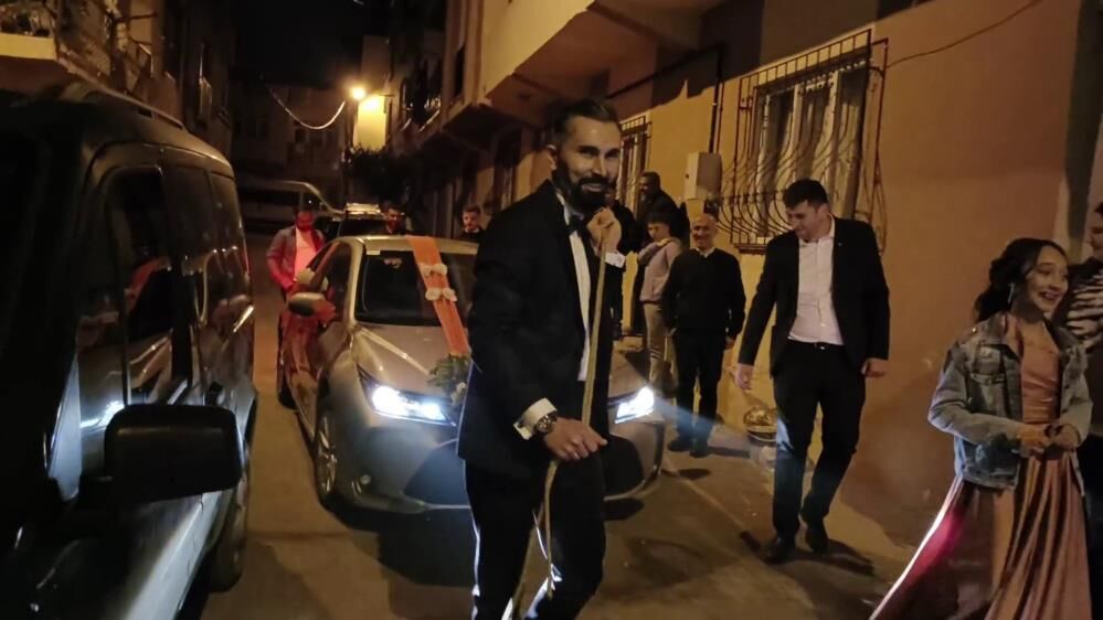 İlginç Gelenek Damada Halatla Araba Çektirdiler 1