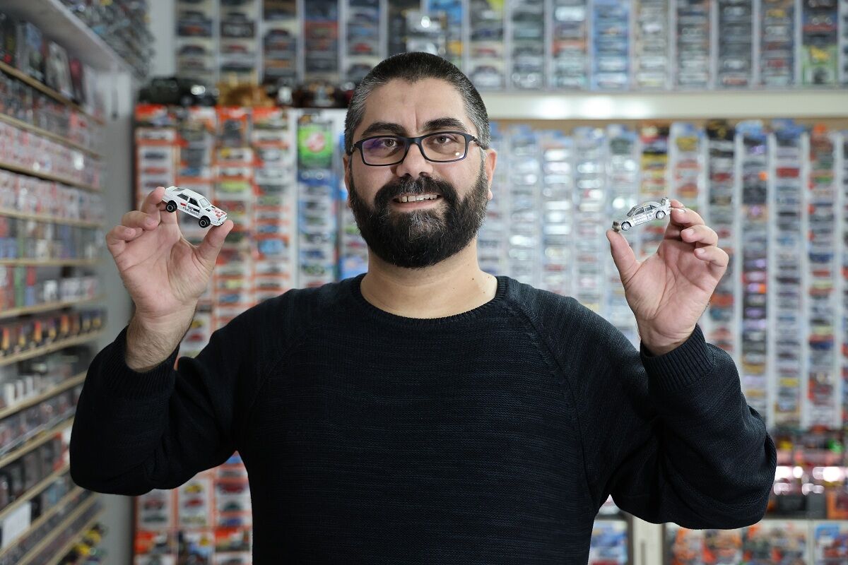 Sigarayı Bıraktı, 13 Bin Minyatür Araba Topladı! (2)