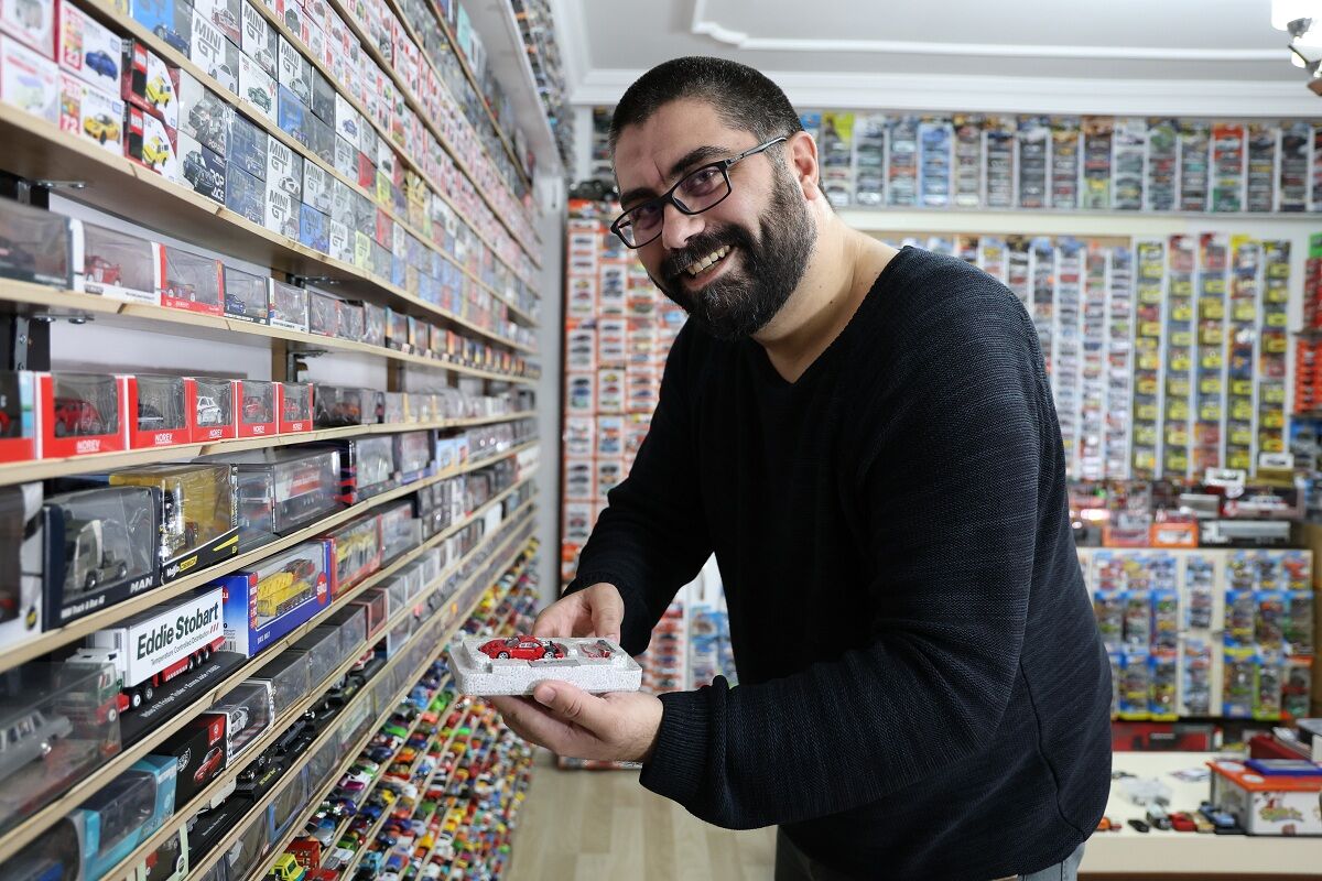 Sigarayı Bıraktı, 13 Bin Minyatür Araba Topladı! (7)