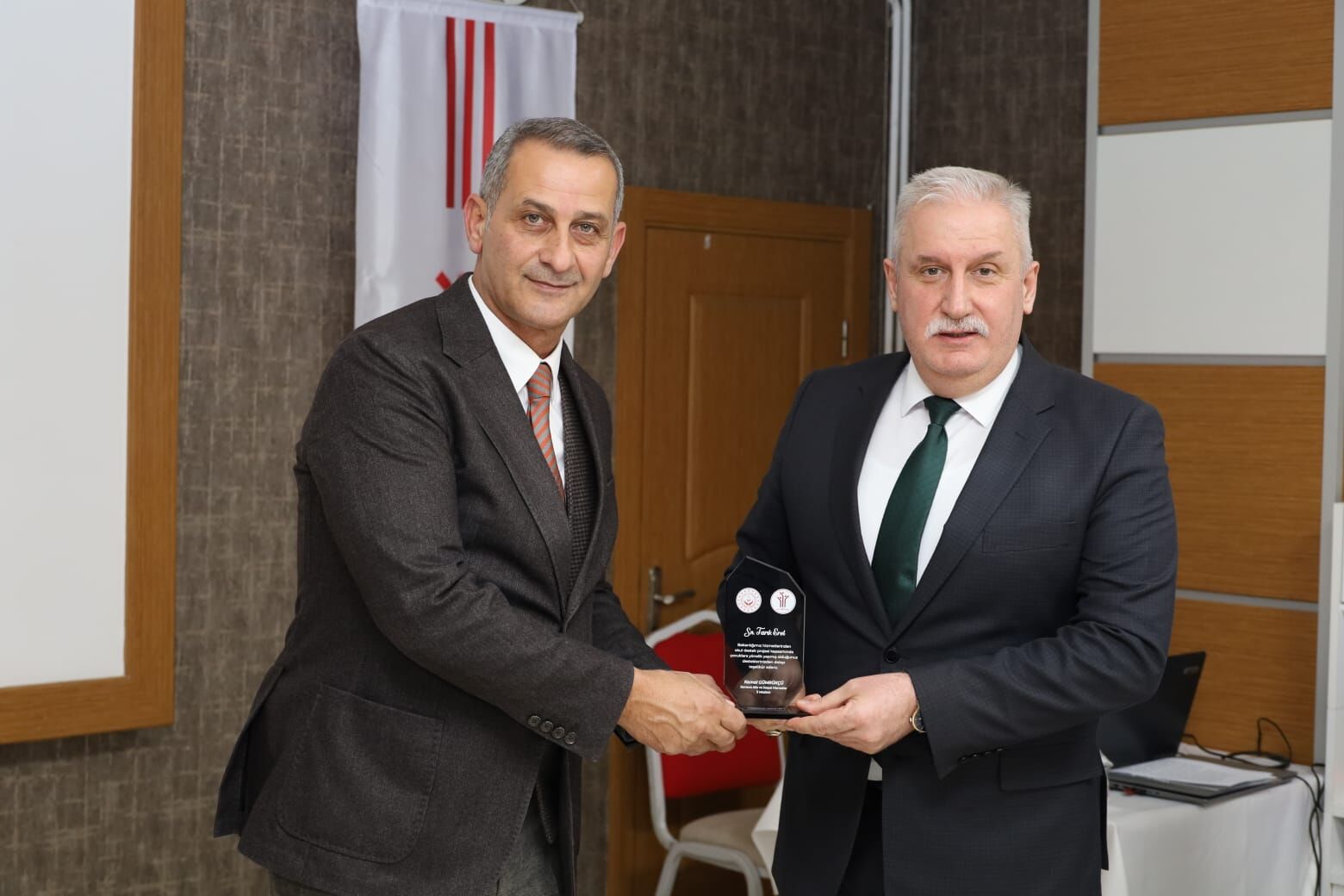 Tarık Erol’a Eğitimde Katkılarından Dolayı Plaket Takdim Edildi-1