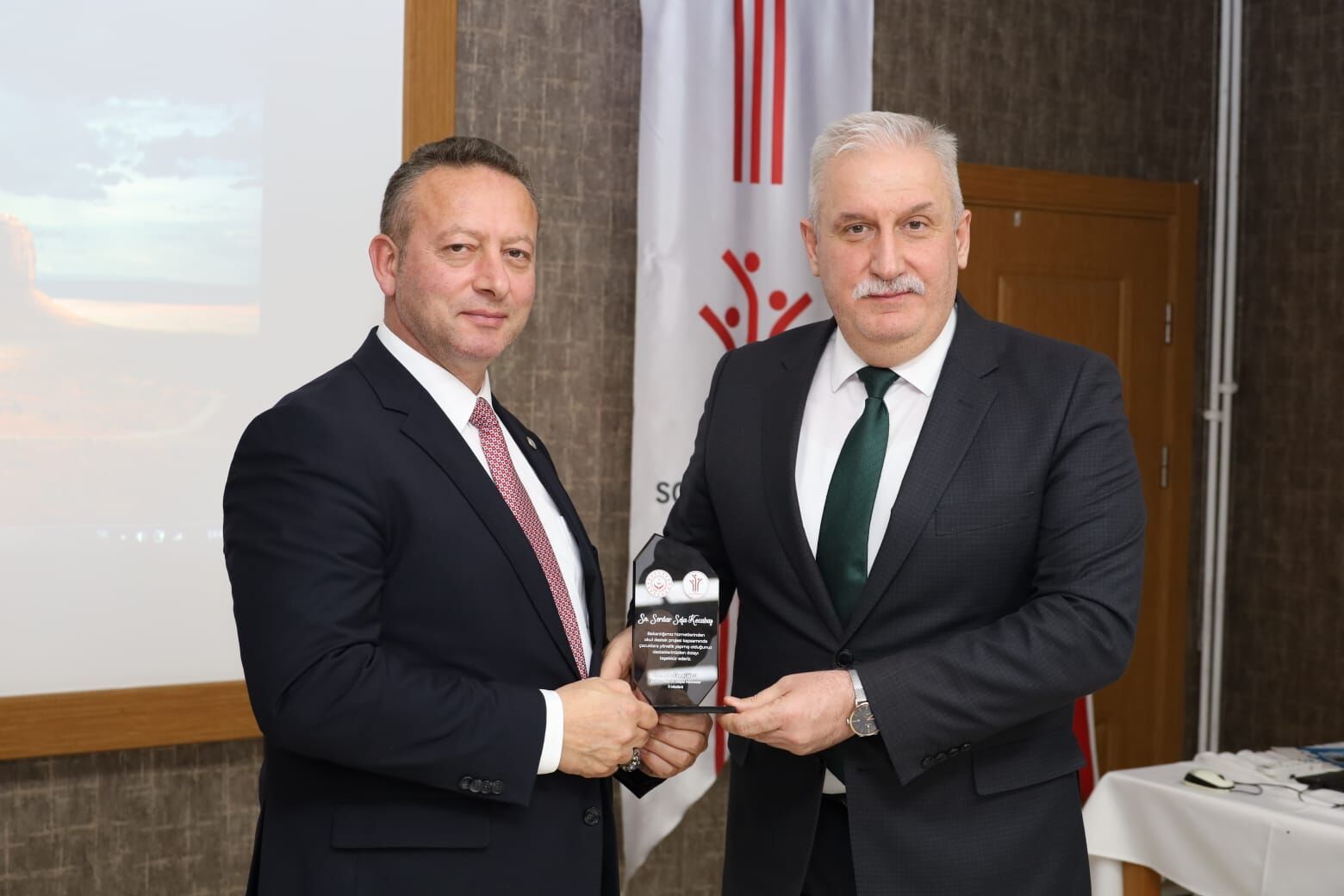 Serdal Sefa Kocabaş’a Okul Destek Projesinden Teşekkür Plaketi-2