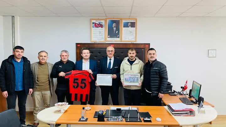1930Bafraspor Başkani Barbaros Turna'dan Futsal Şampi̇yonlarina Zi̇yaret (2)