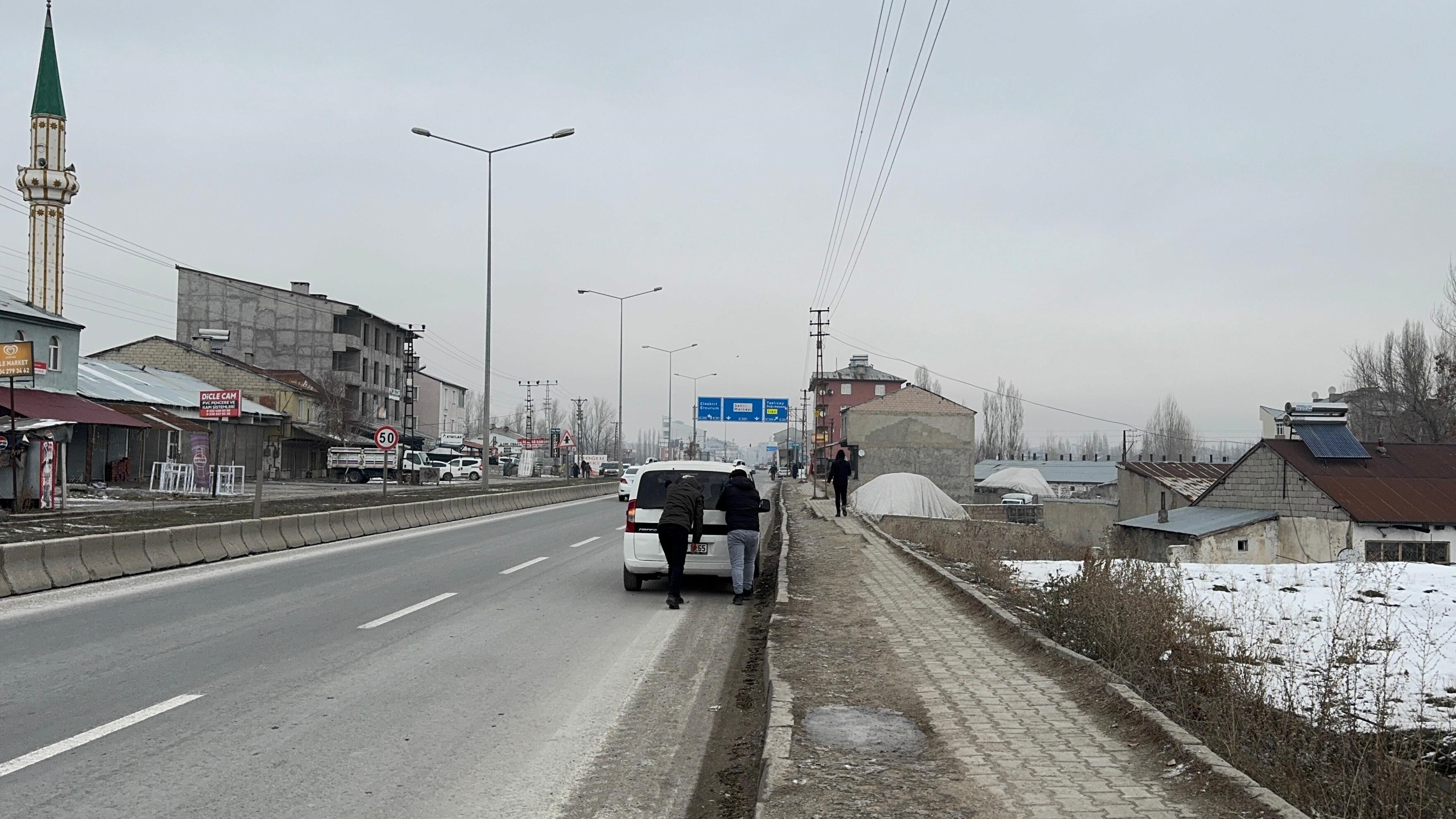 Ağrı'da Dondurucu Soğuklar Murat Nehri Dondu (3)