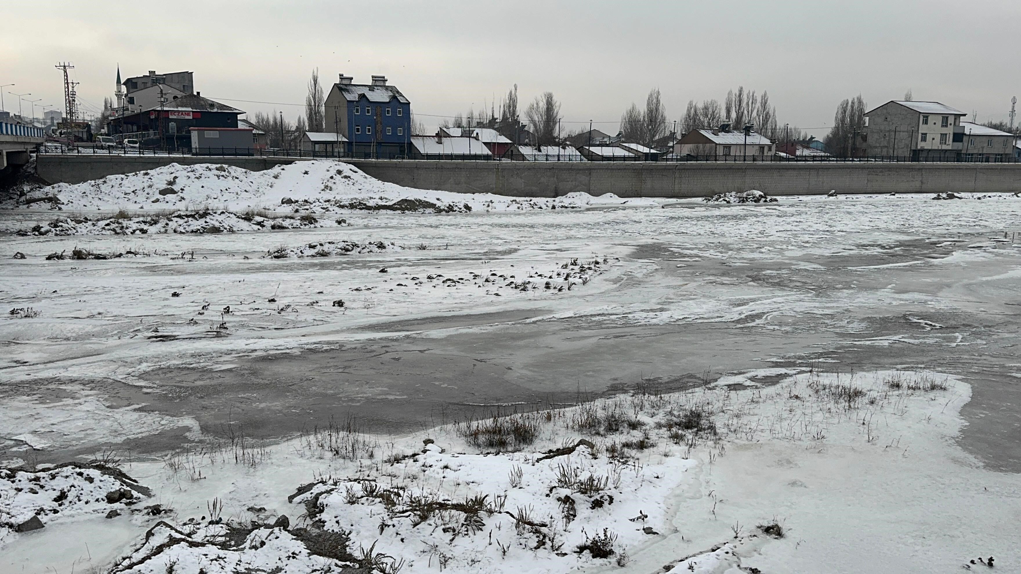 Ağrı'da Dondurucu Soğuklar Murat Nehri Dondu (5)