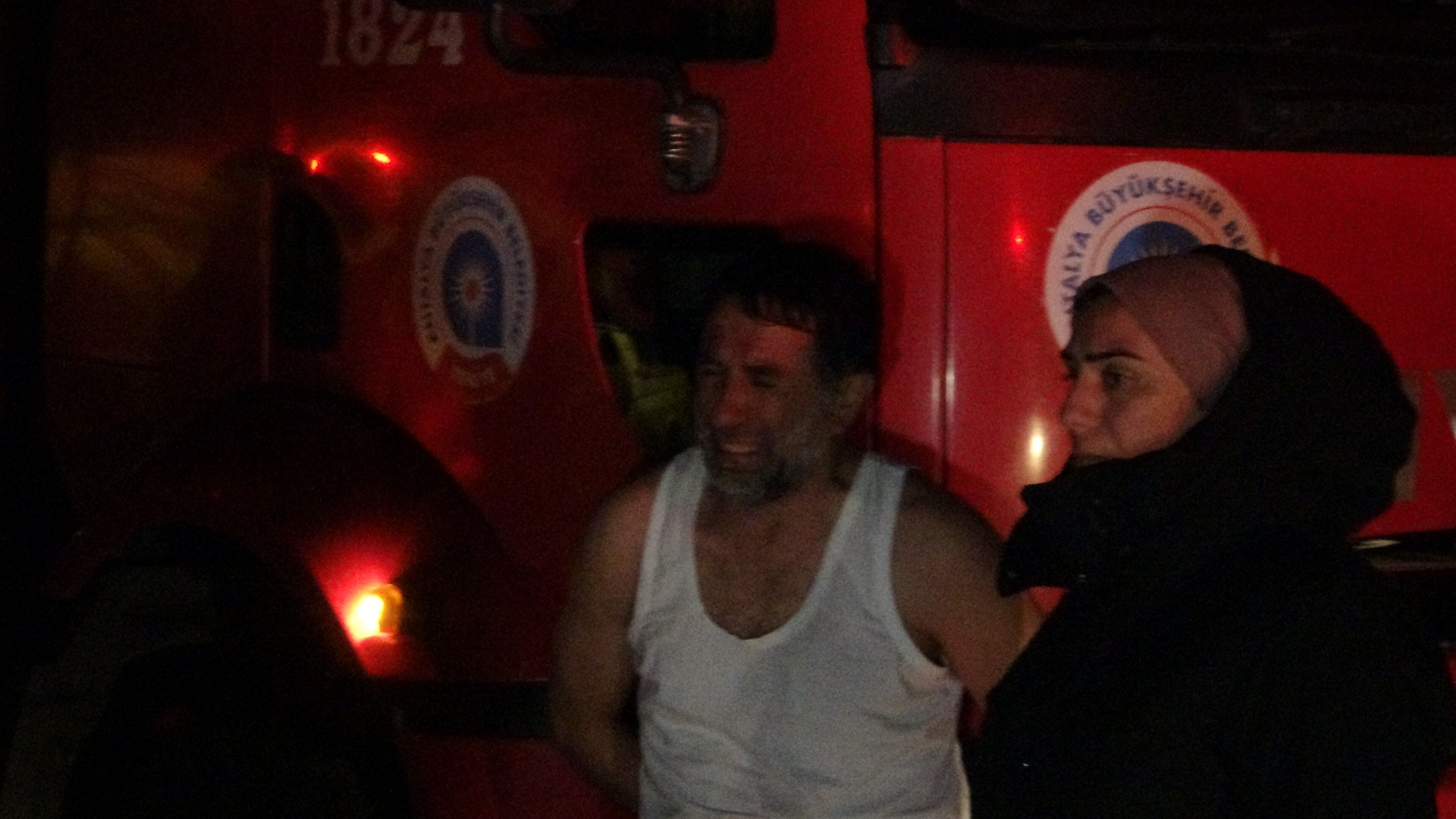 Antalya’da Araç Boyama Atölyesinde Yangın Bir Genç Hayatını Kaybetti (1)