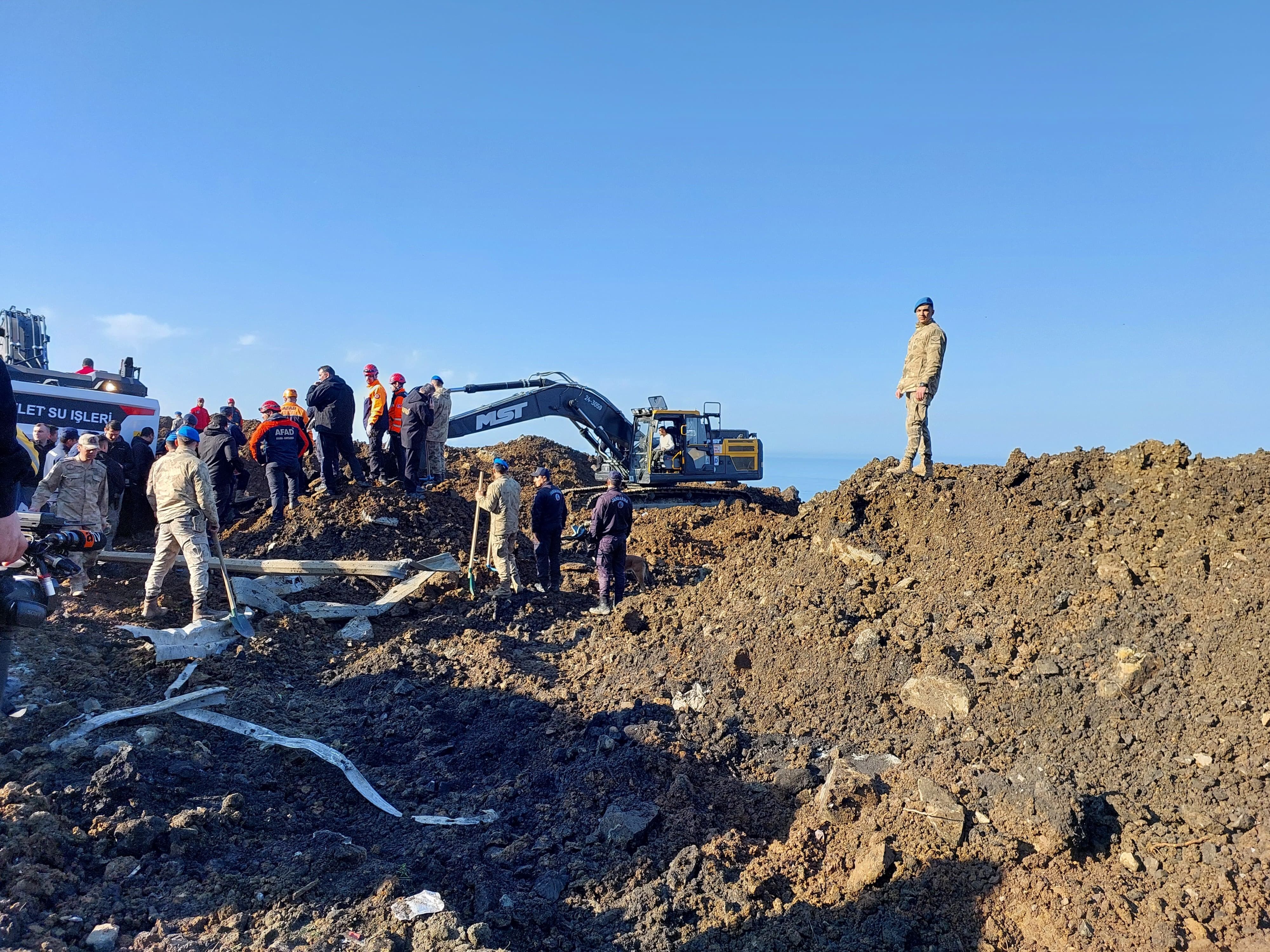 Artvi̇n'de Heyelan Faci̇asi Toprak Altinda Kalan 4 Genci̇n Cansiz Bedenleri̇ne Ulaşildi (3)
