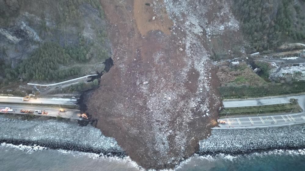 Artvin'de Heyelan Karadeniz Sahil Yolu Ulaşıma Kapandı (1)
