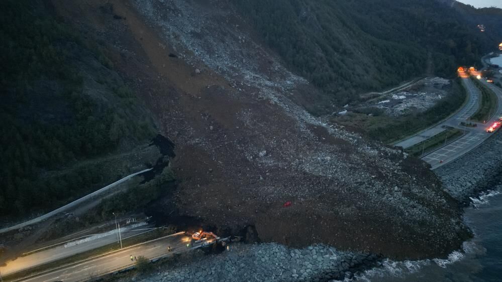 Artvin'de Heyelan Karadeniz Sahil Yolu Ulaşıma Kapandı (2)