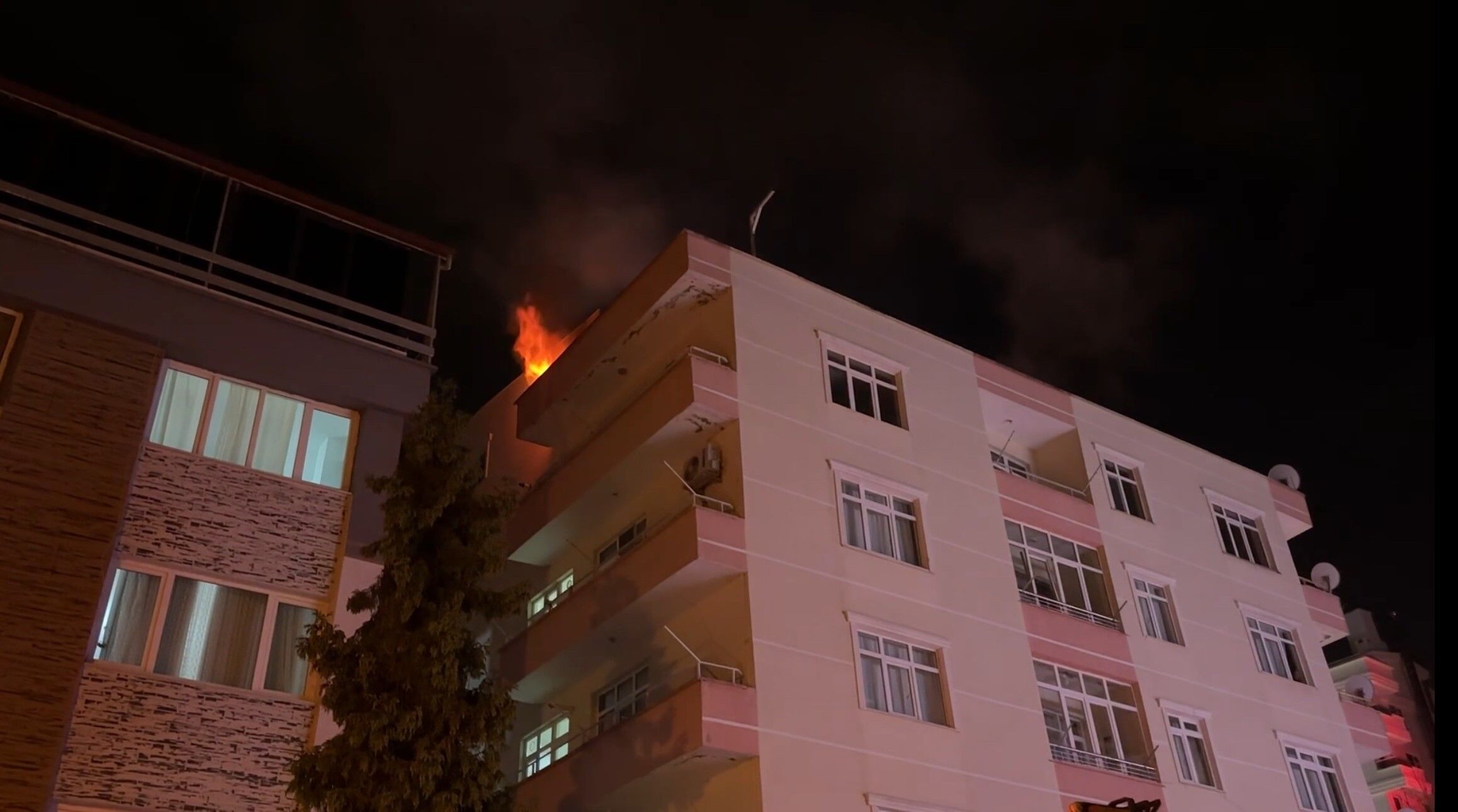 Atakum'da Korkutan Yangın Çatı Katı Alevlere Teslim Oldu (3)