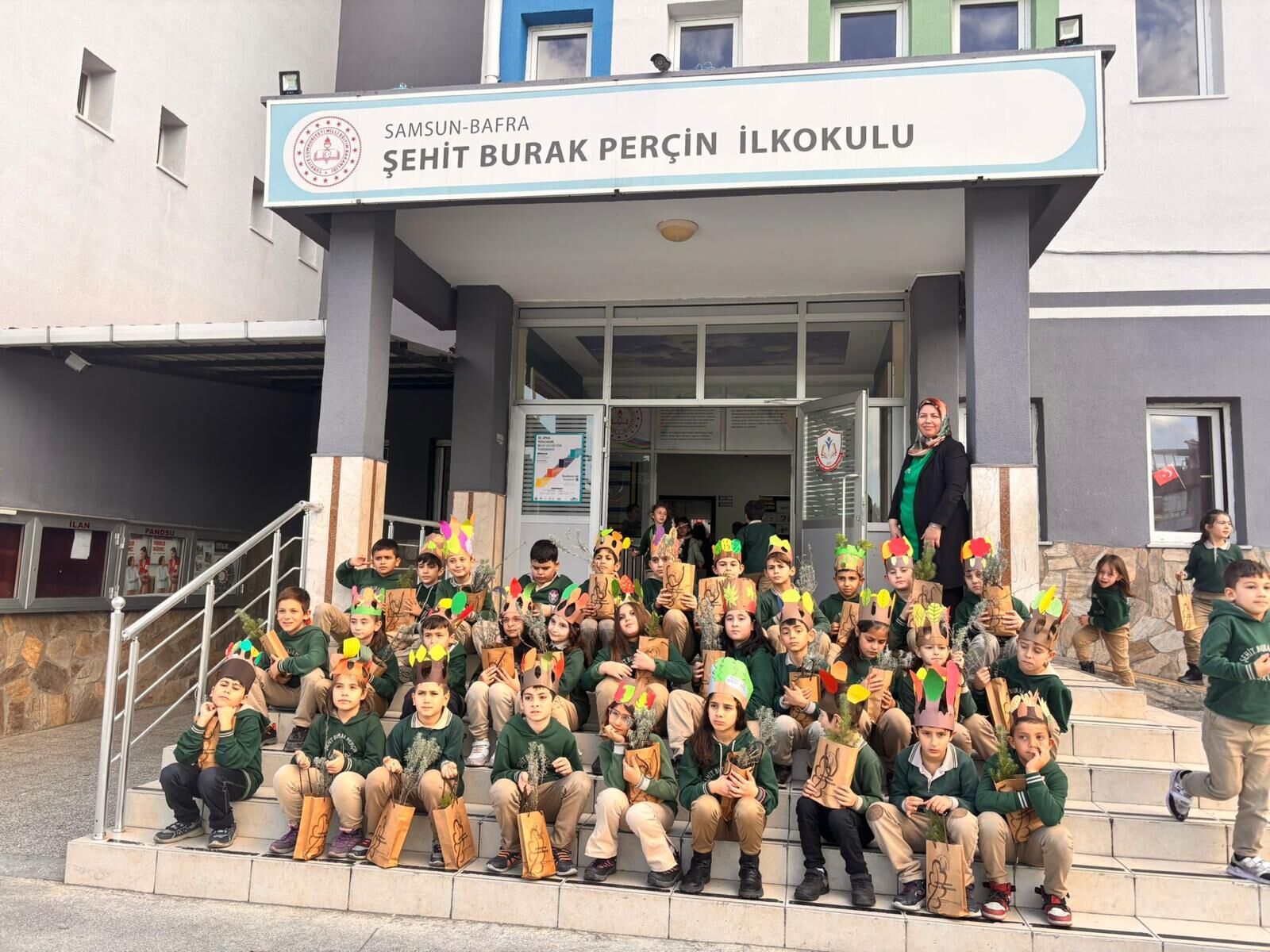 Bafra Şehit Burak Perçin İlkokulu’nda Fidan Dikme Etkinliği Düzenlendi (3)