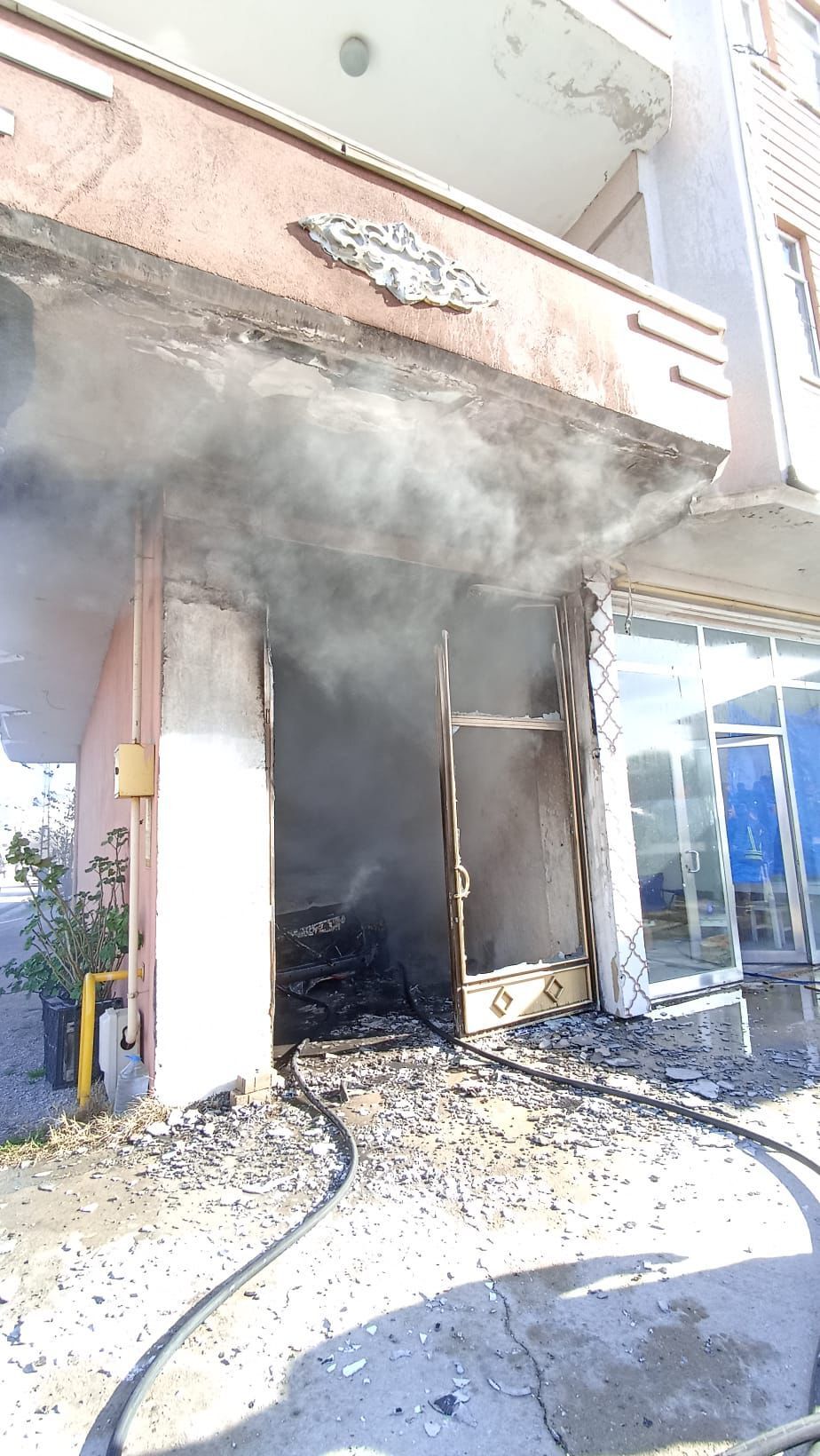 Bafra’da Garajdaki Araçta Yangın Çıktı (1)