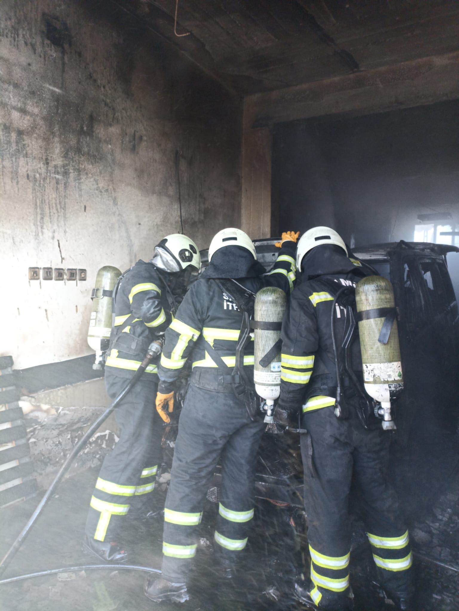 Bafra’da Garajdaki Araçta Yangın Çıktı (2)
