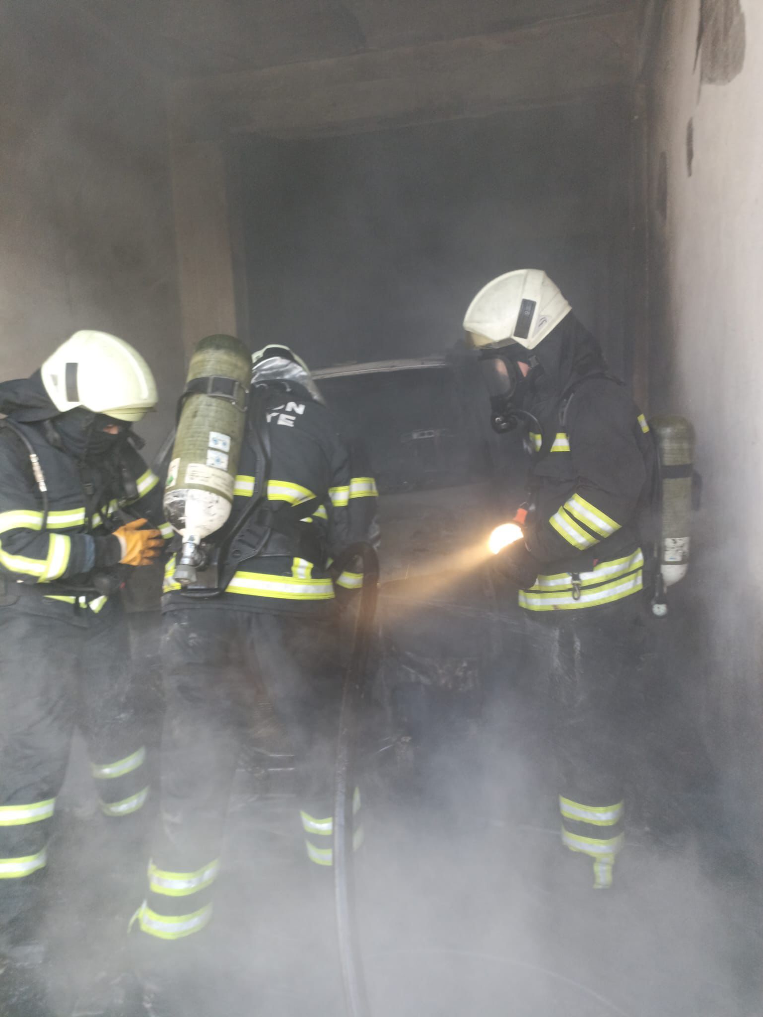 Bafra’da Garajdaki Araçta Yangın Çıktı (5)