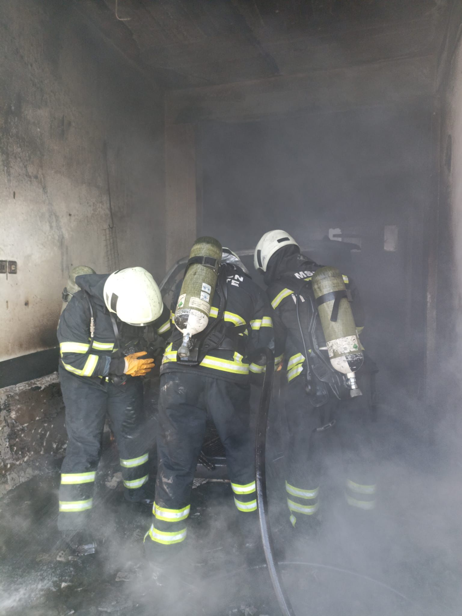 Bafra’da Garajdaki Araçta Yangın Çıktı (6)