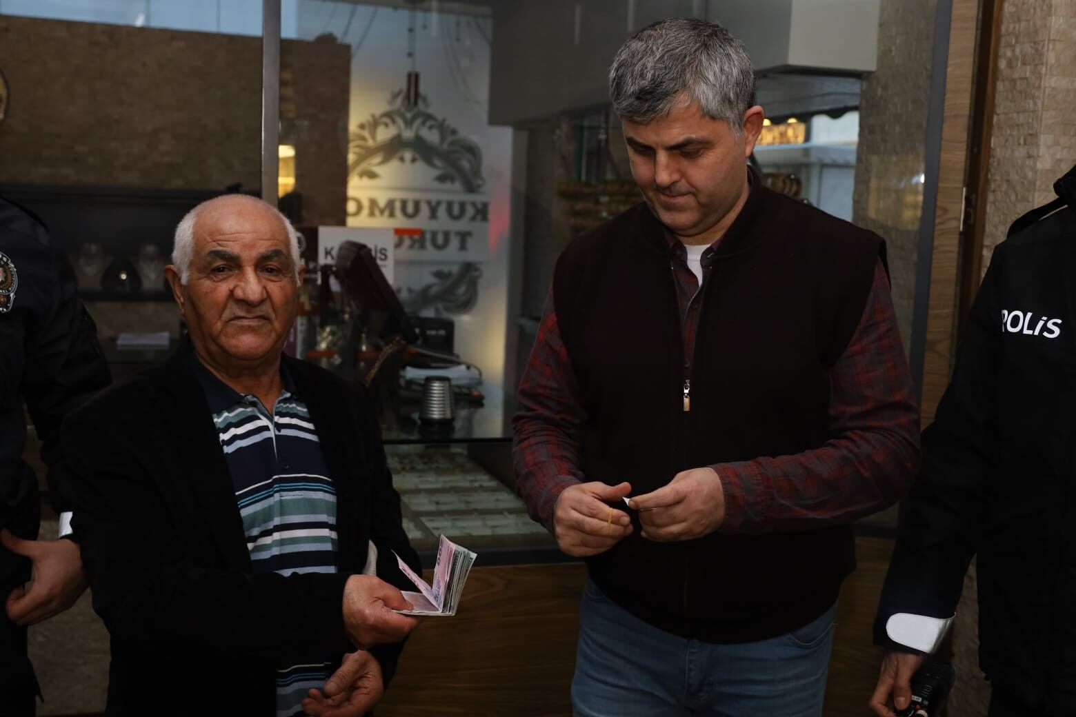Bafra’da İnsanlık Örneği Yolda Bulduğu Bin 700 Doları Sahibine Teslim Etti (2)