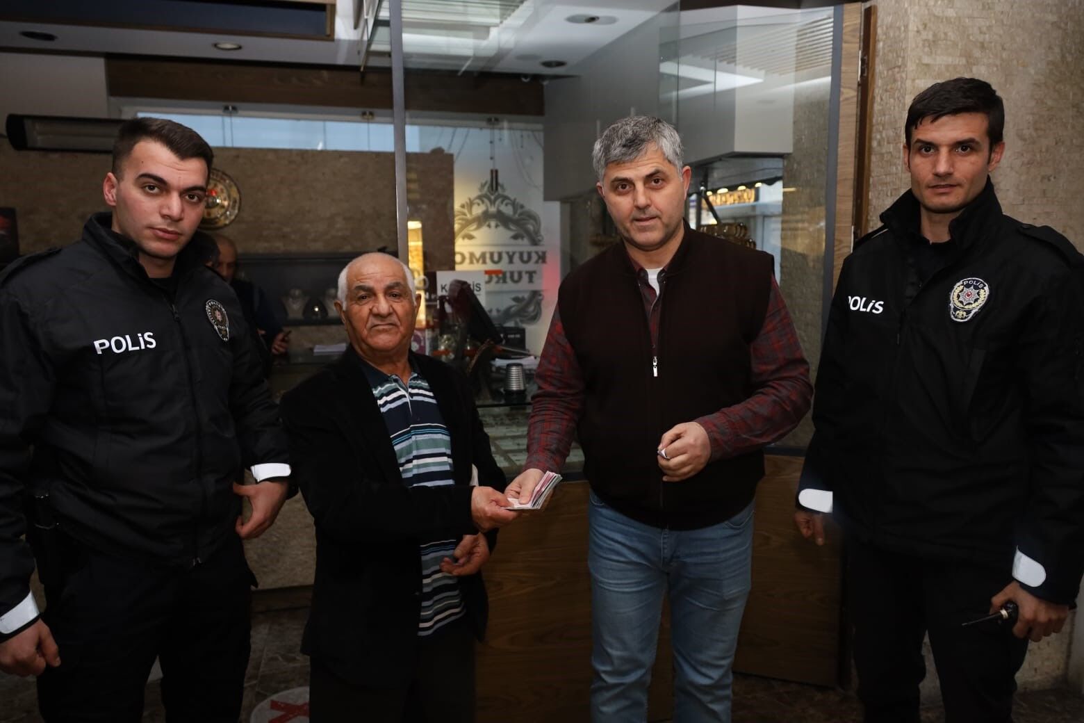 Bafra’da İnsanlık Örneği Yolda Bulduğu Bin 700 Doları Sahibine Teslim Etti (3)