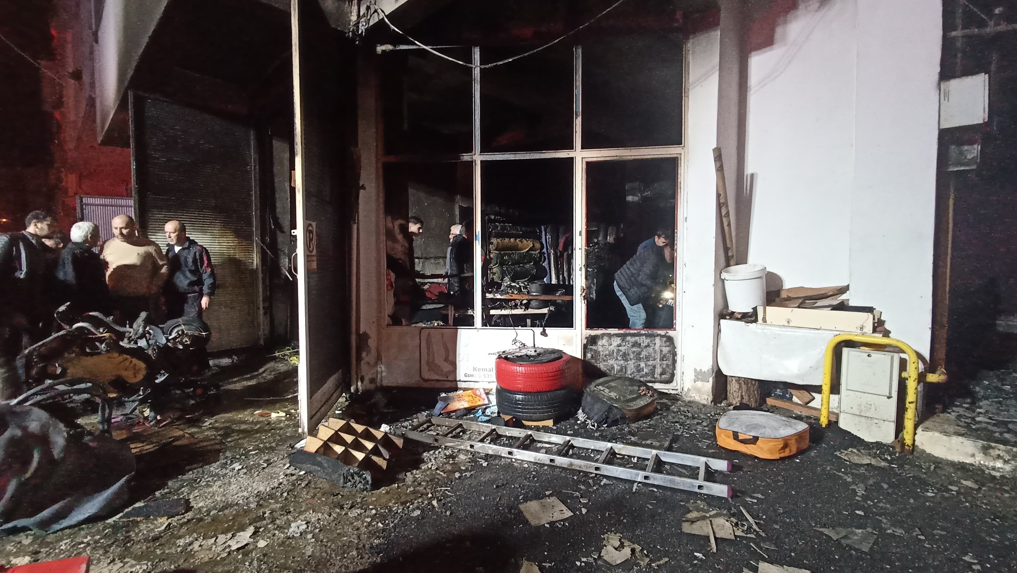 Bafra’da Koltuk Döşeme Dükkanında Yangın Dükkan Kül Oldu (10)
