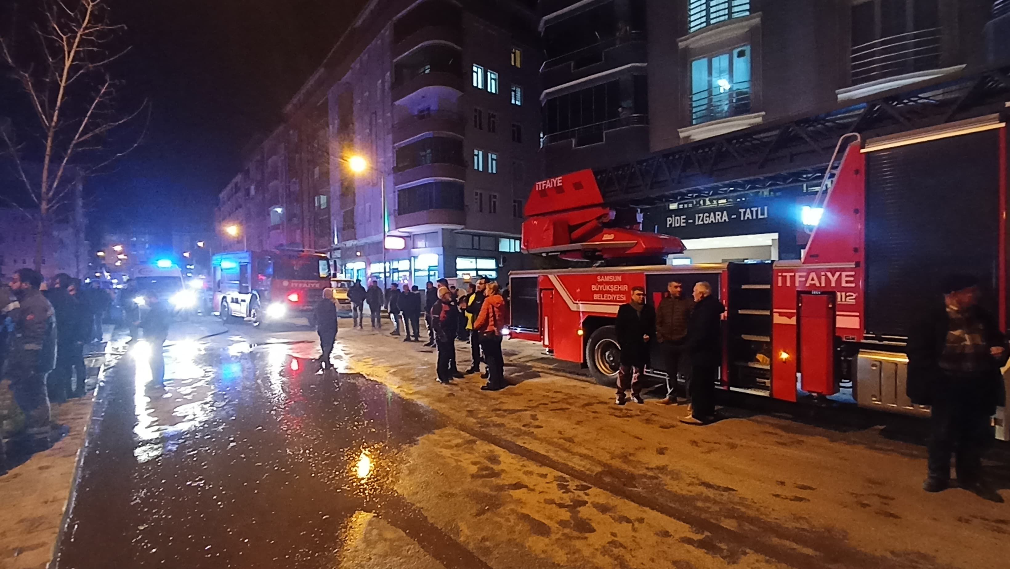 Bafra’da Koltuk Döşeme Dükkanında Yangın Dükkan Kül Oldu (11)