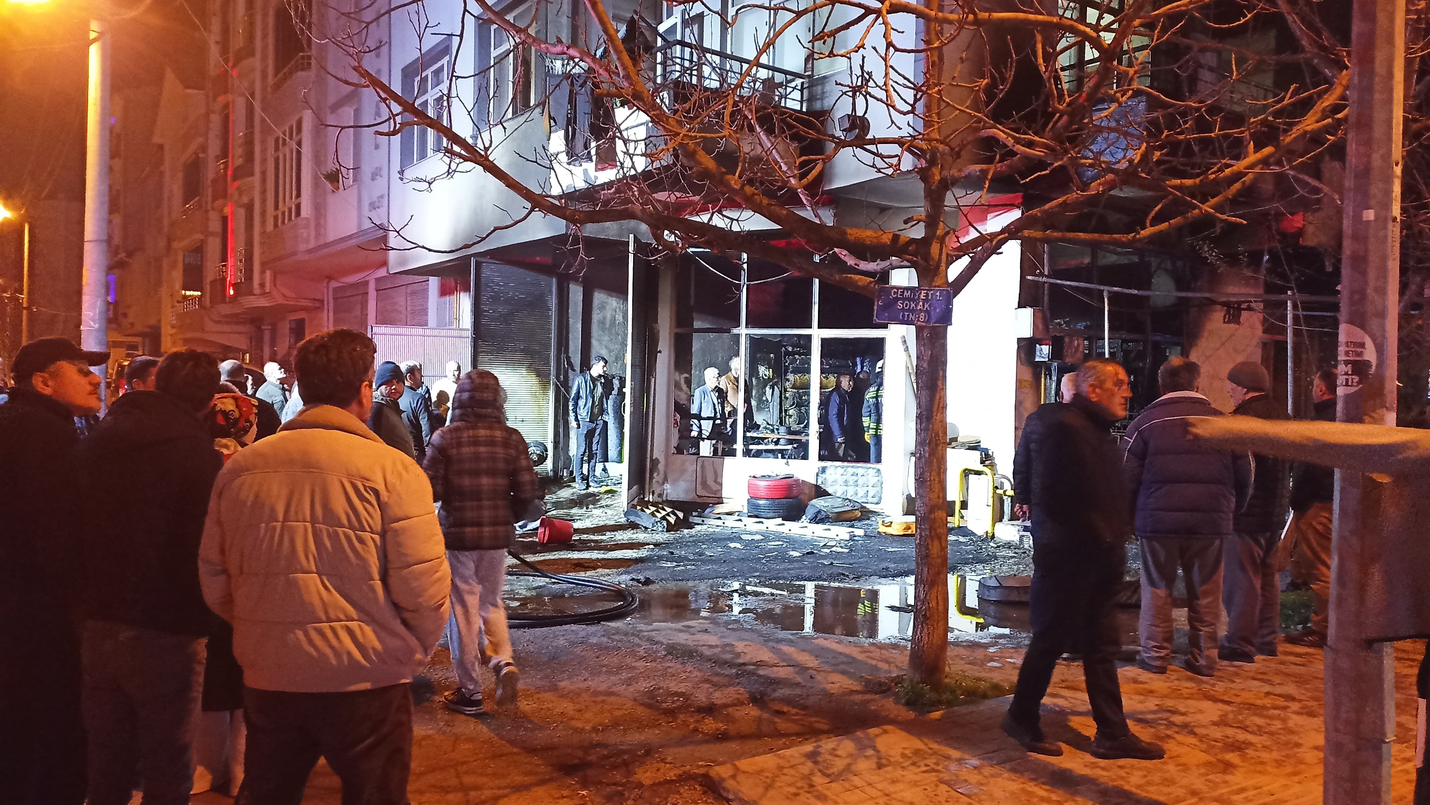 Bafra’da Koltuk Döşeme Dükkanında Yangın Dükkan Kül Oldu (2)