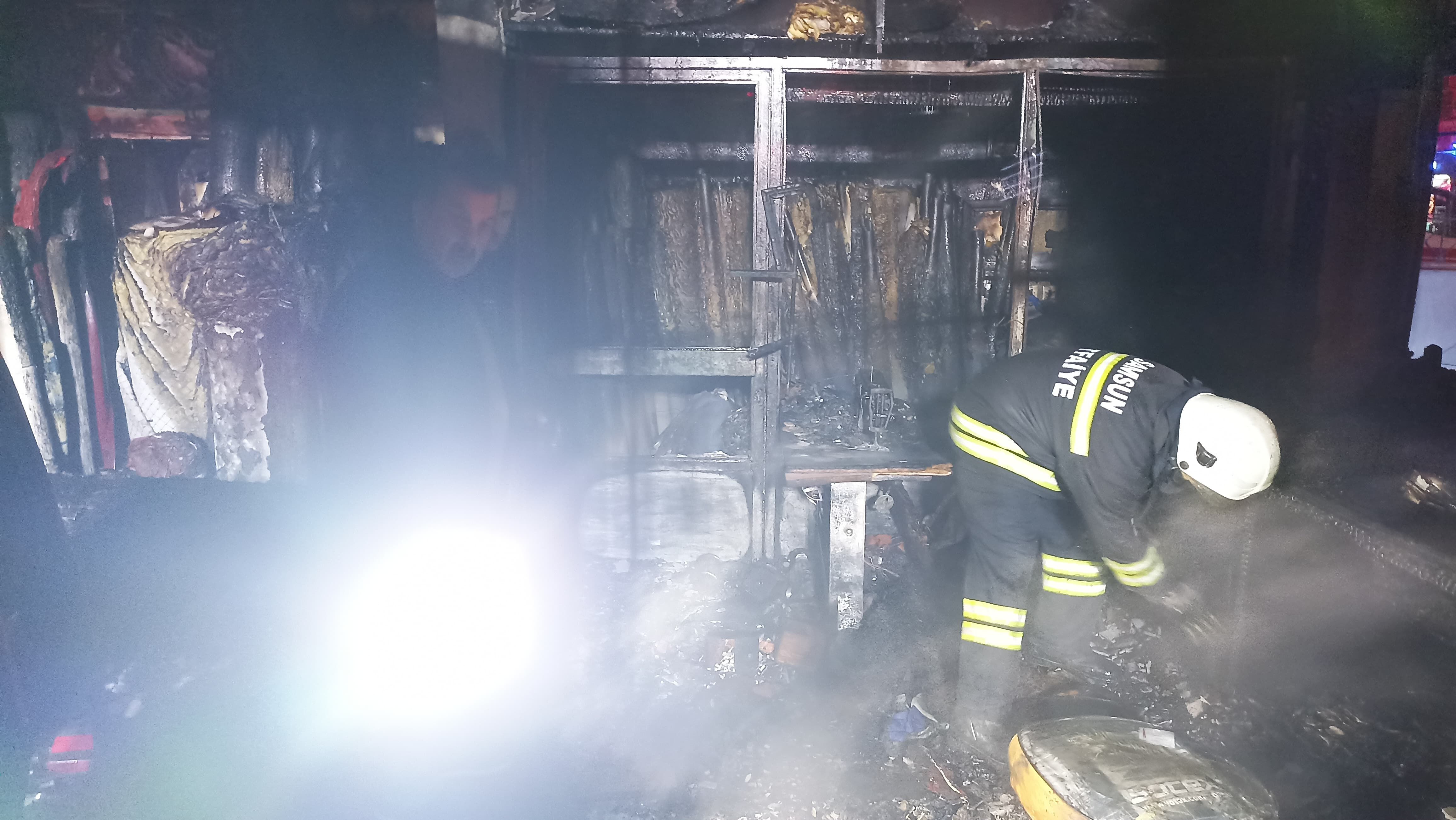 Bafra’da Koltuk Döşeme Dükkanında Yangın Dükkan Kül Oldu (4)