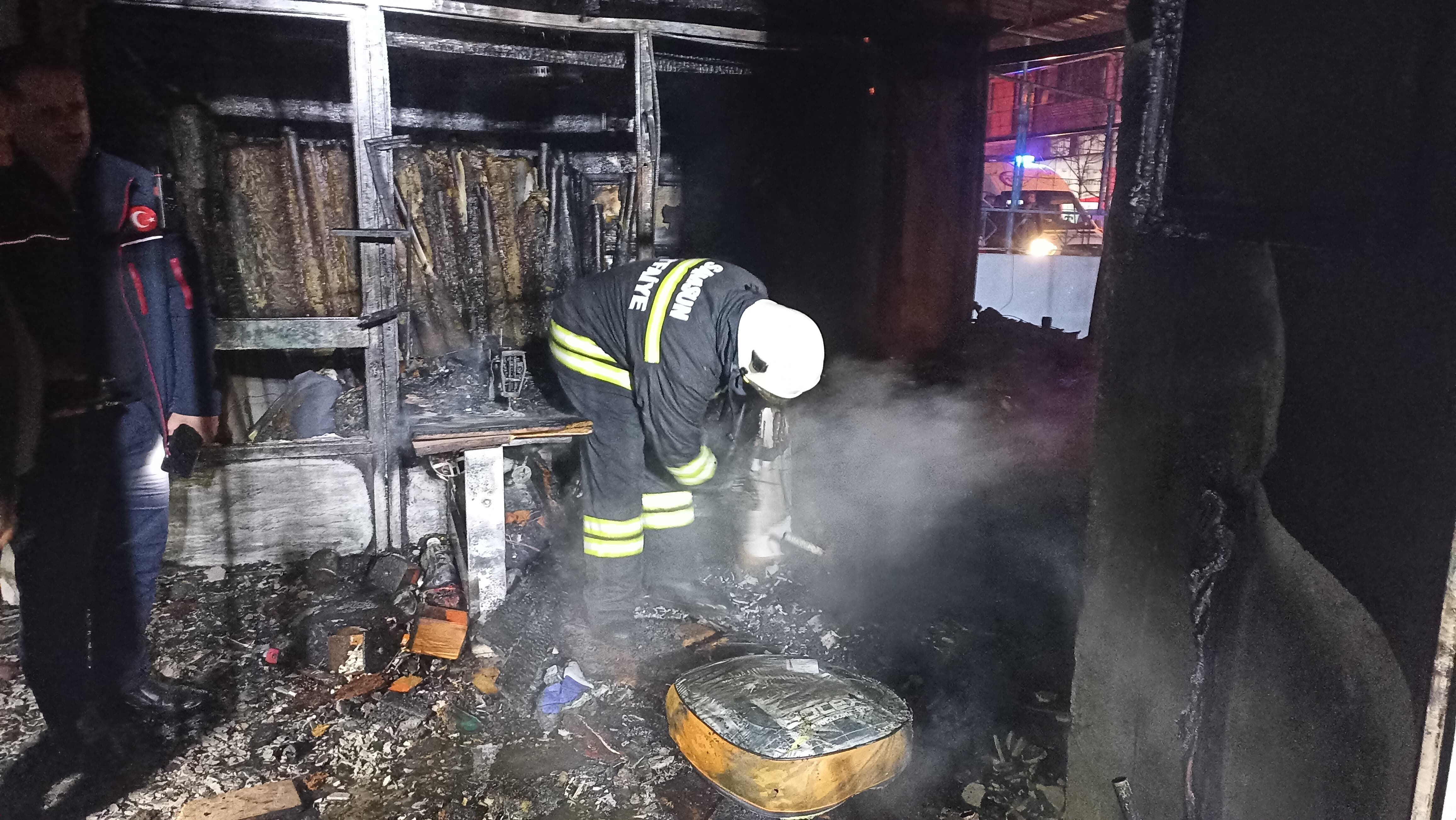 Bafra’da Koltuk Döşeme Dükkanında Yangın Dükkan Kül Oldu (7)