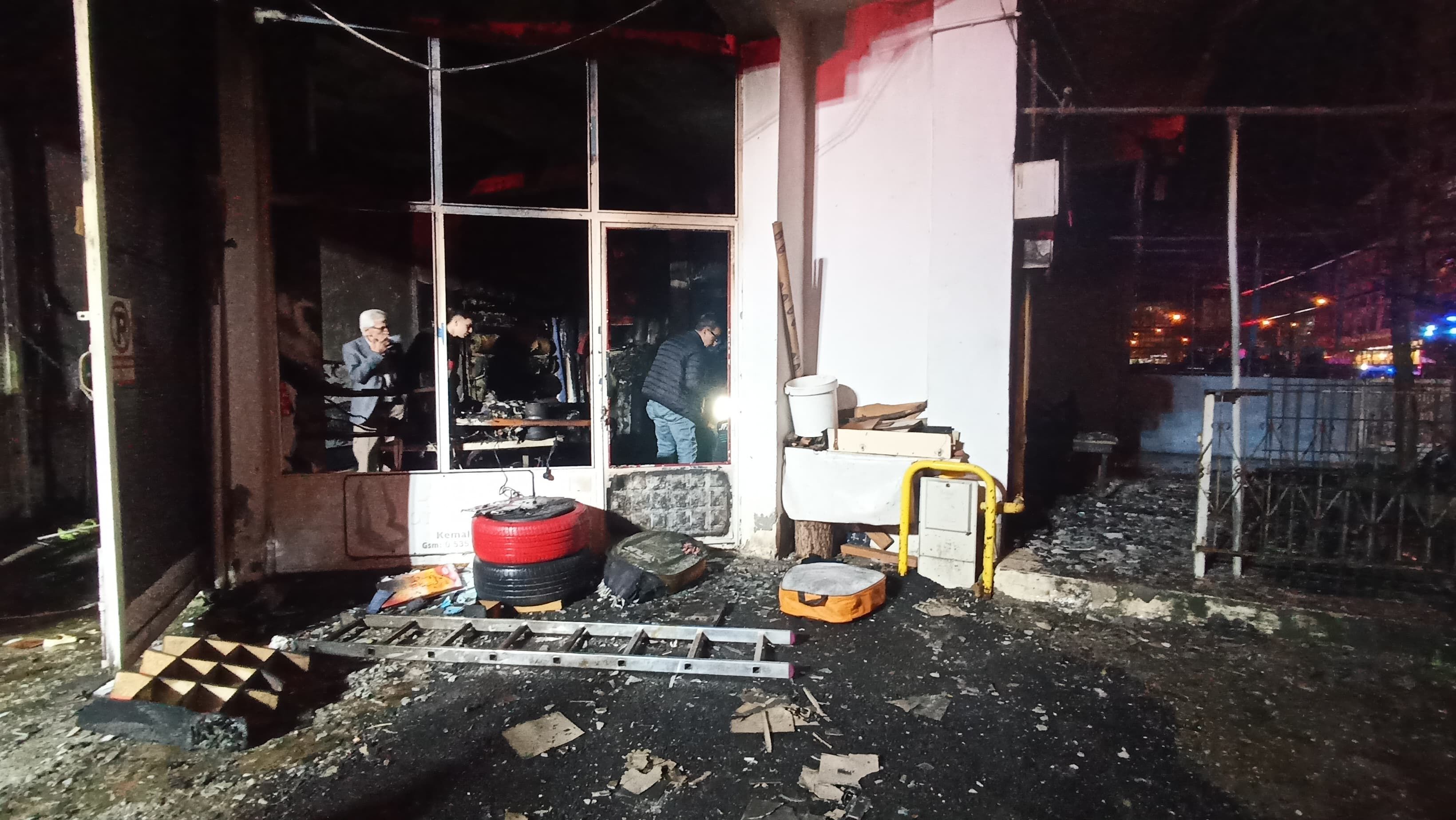 Bafra’da Koltuk Döşeme Dükkanında Yangın Dükkan Kül Oldu (9)