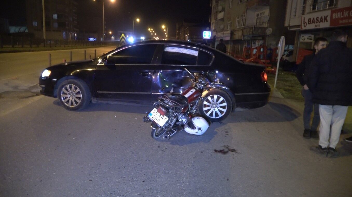 Bafra'da Otomobil Ve Motosiklet Çarpıştı 2 Yaralı (2)