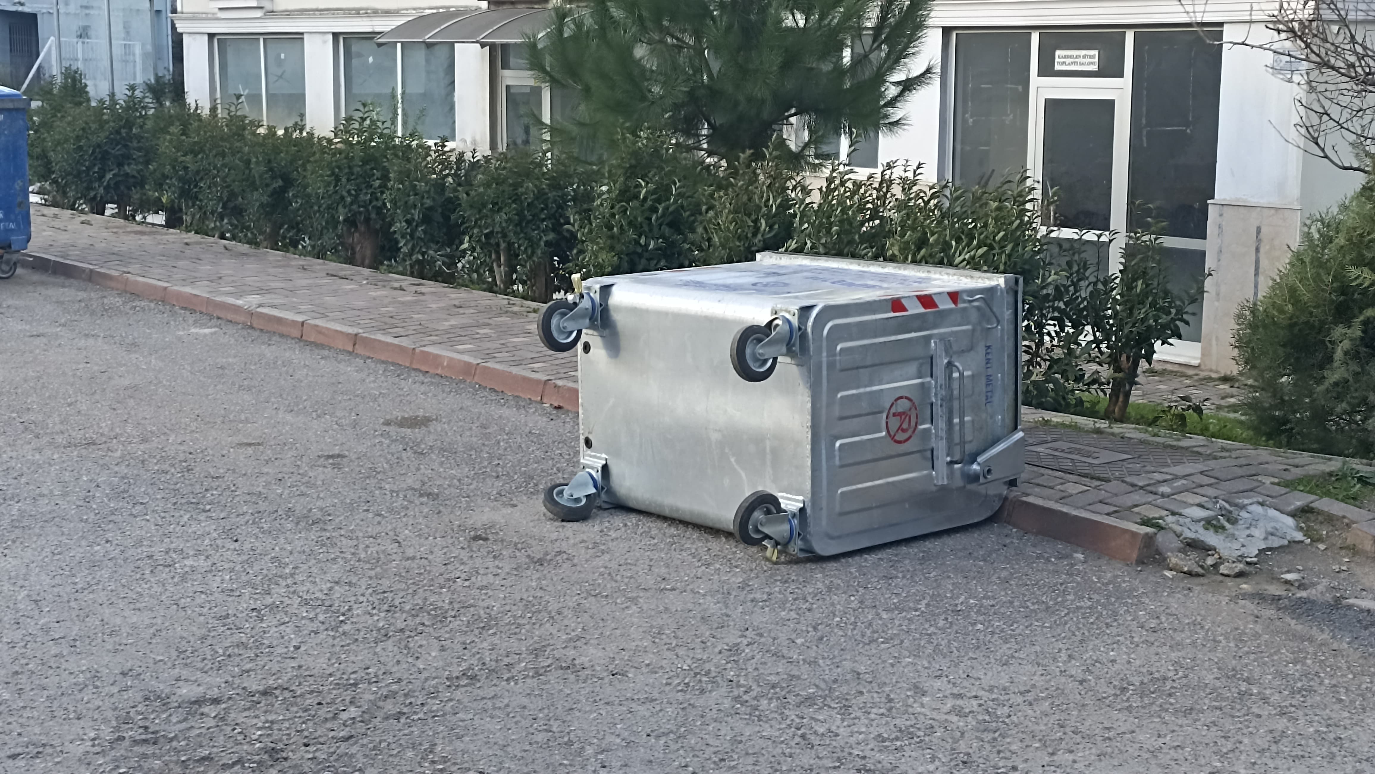 Bafra’da Şiddetli Rüzgar Çöp Konteynerlerini Devirdi (1)-1