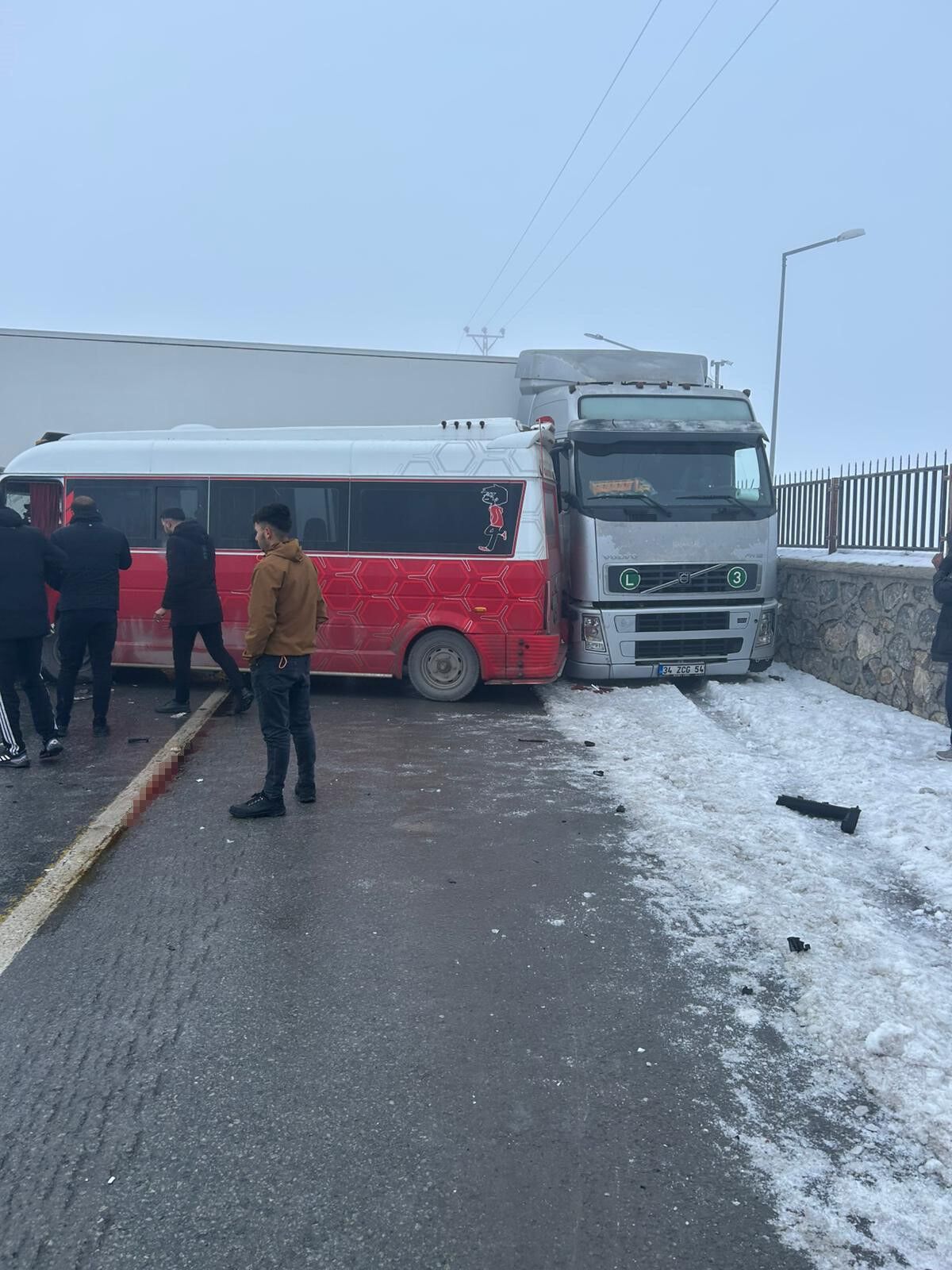 Bi̇tli̇s Tatvan Karayolunda Zi̇nci̇rleme Kaza 33 Yarali (2)
