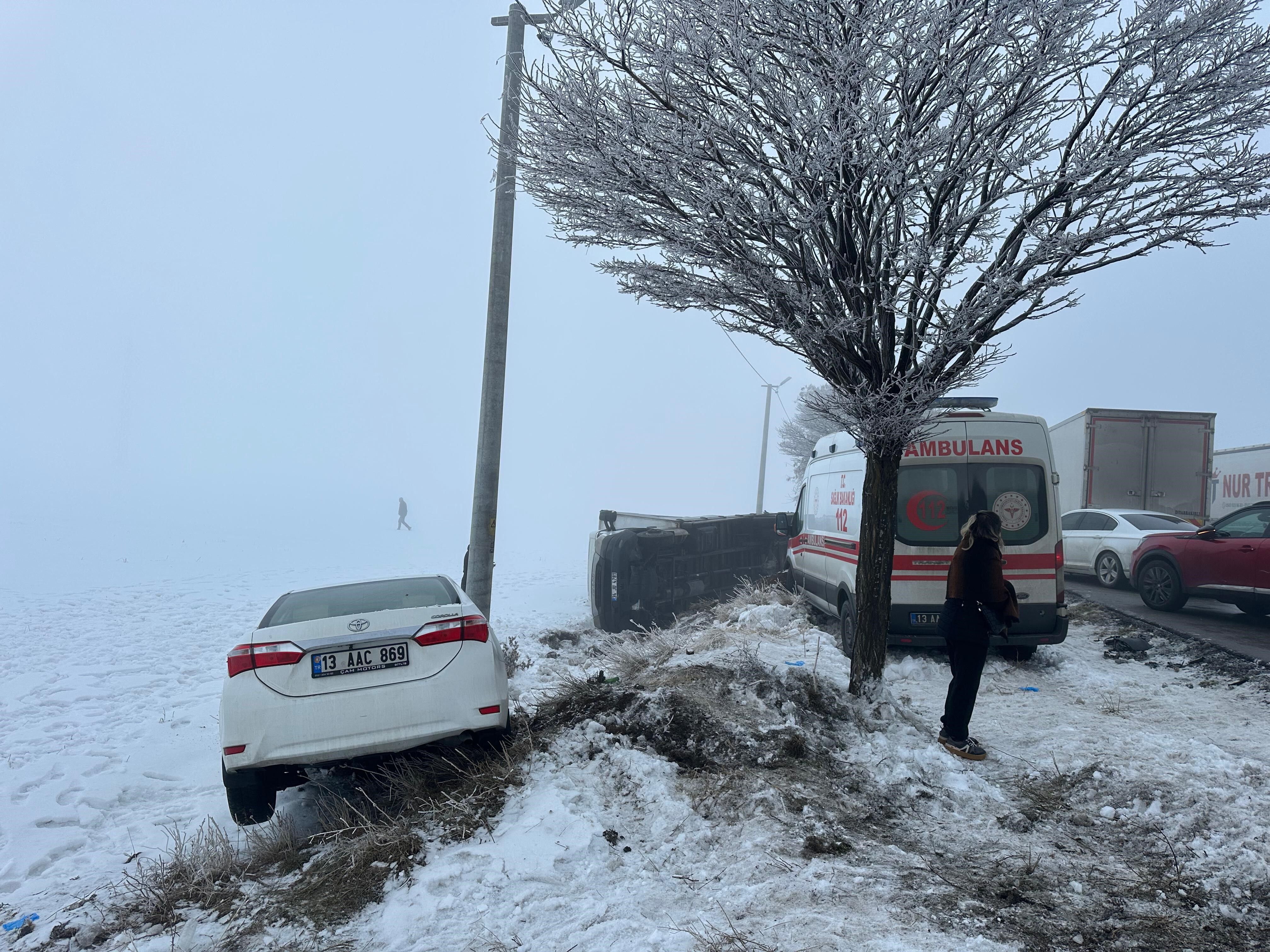 Bi̇tli̇s Tatvan Karayolunda Zi̇nci̇rleme Kaza 33 Yarali (3)