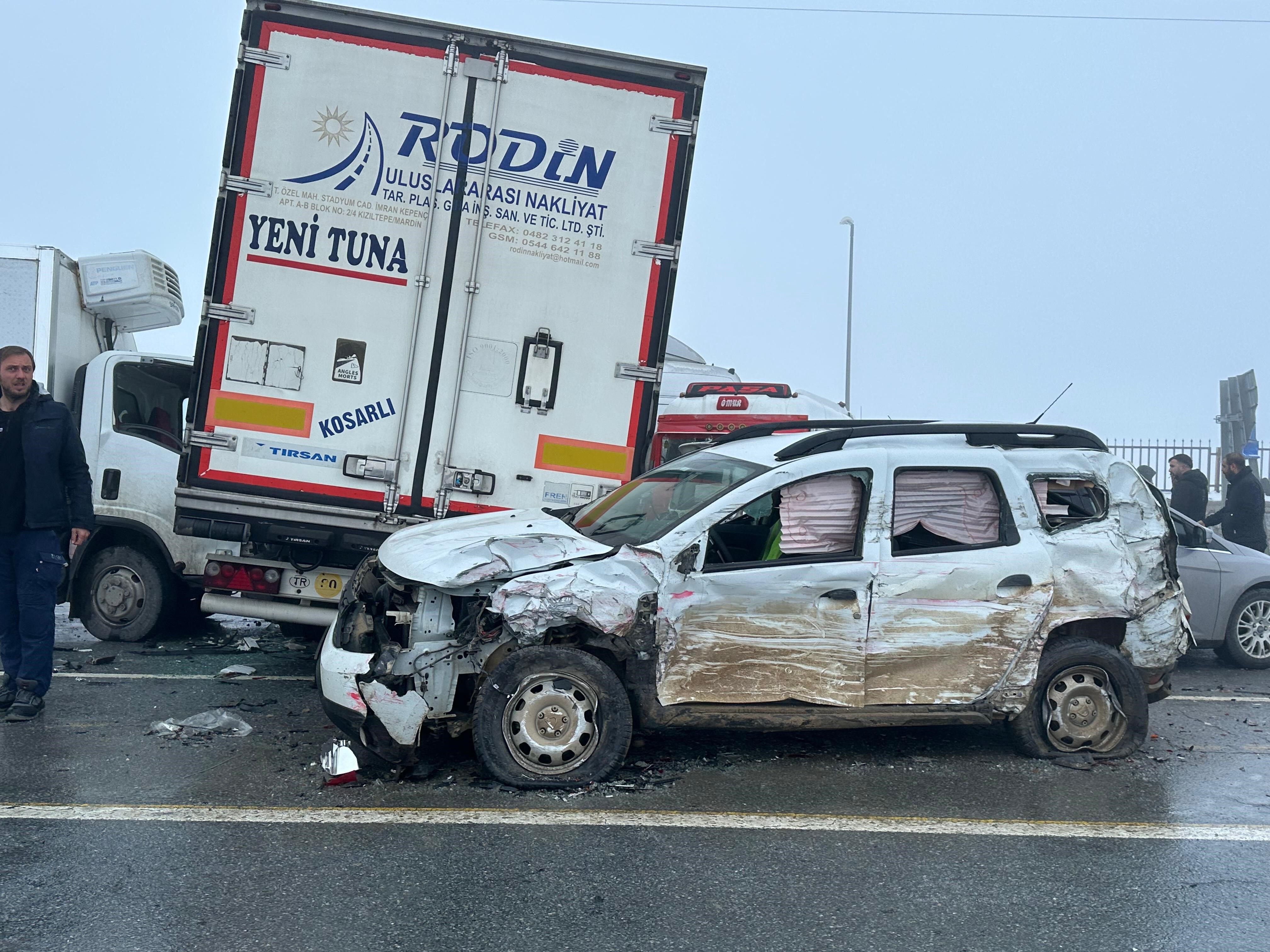 Bi̇tli̇s Tatvan Karayolunda Zi̇nci̇rleme Kaza 33 Yarali