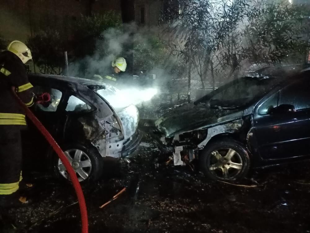 Bodrum’da Yıldırım Düşmesi Yangına Neden Oldu 2 Otomobil Yandı (3)