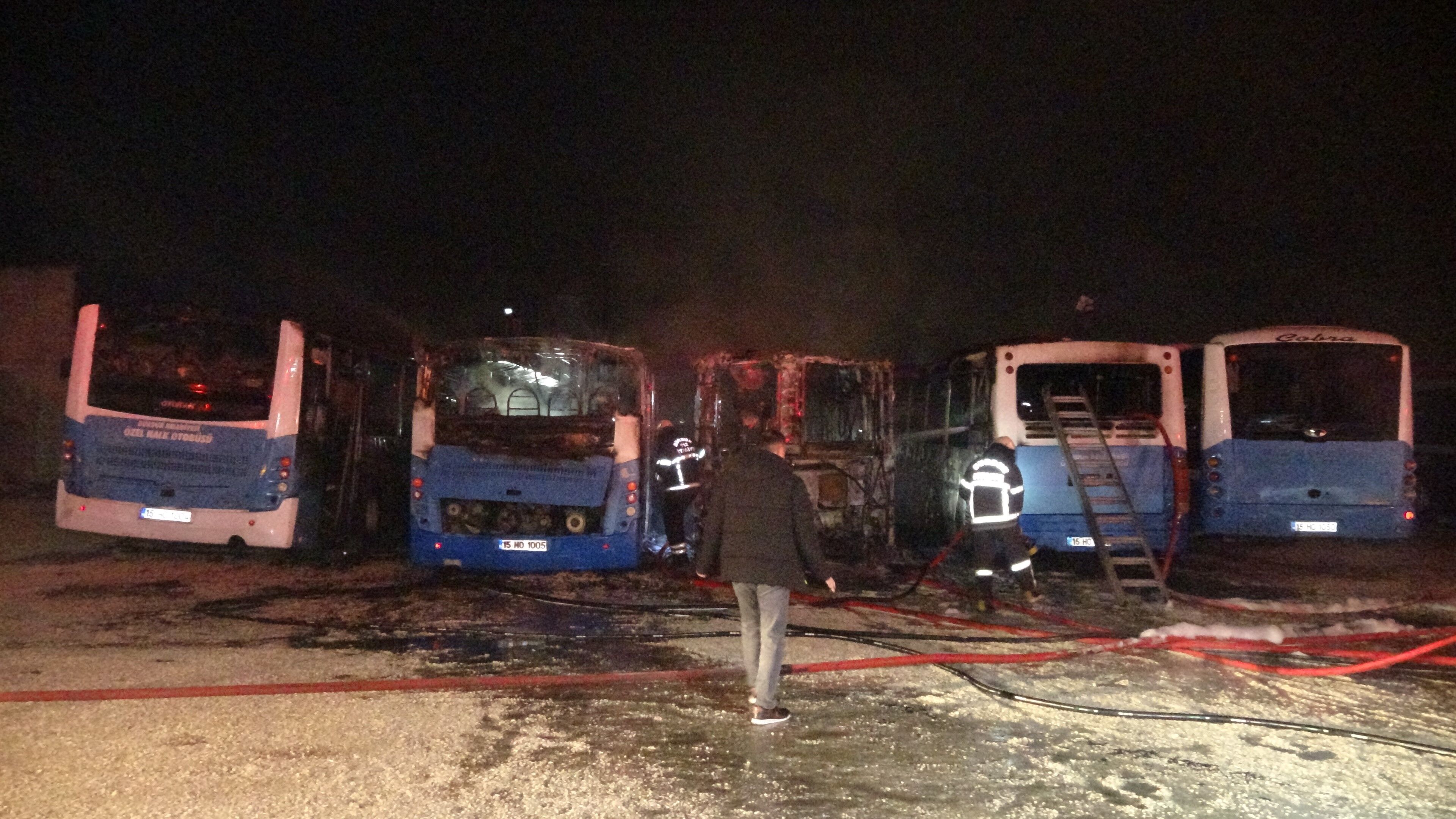 Burdur’da Feci Yangın 5 Otobüs Küle Döndü (1)