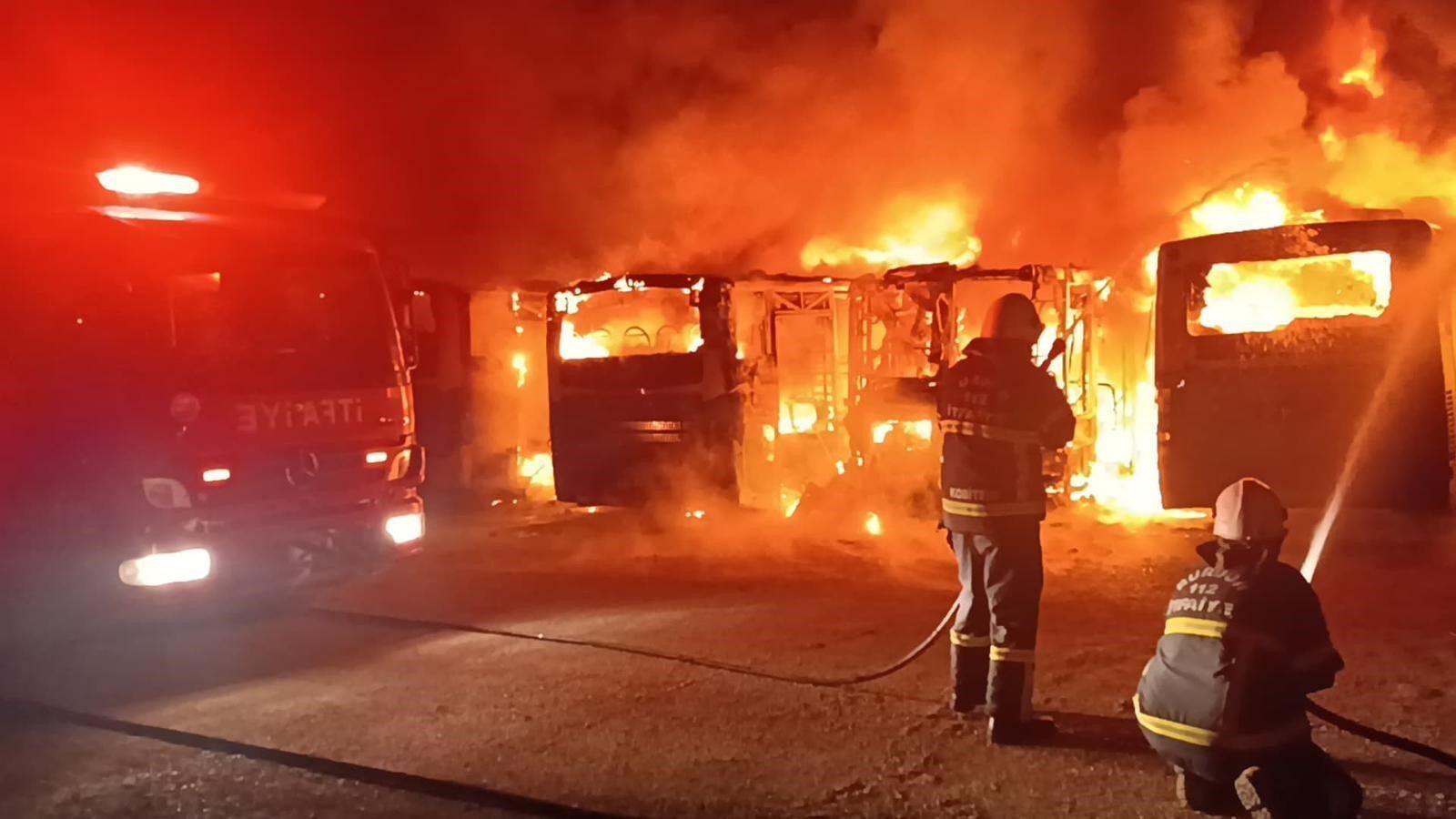 Burdur’da Feci Yangın 5 Otobüs Küle Döndü (2)