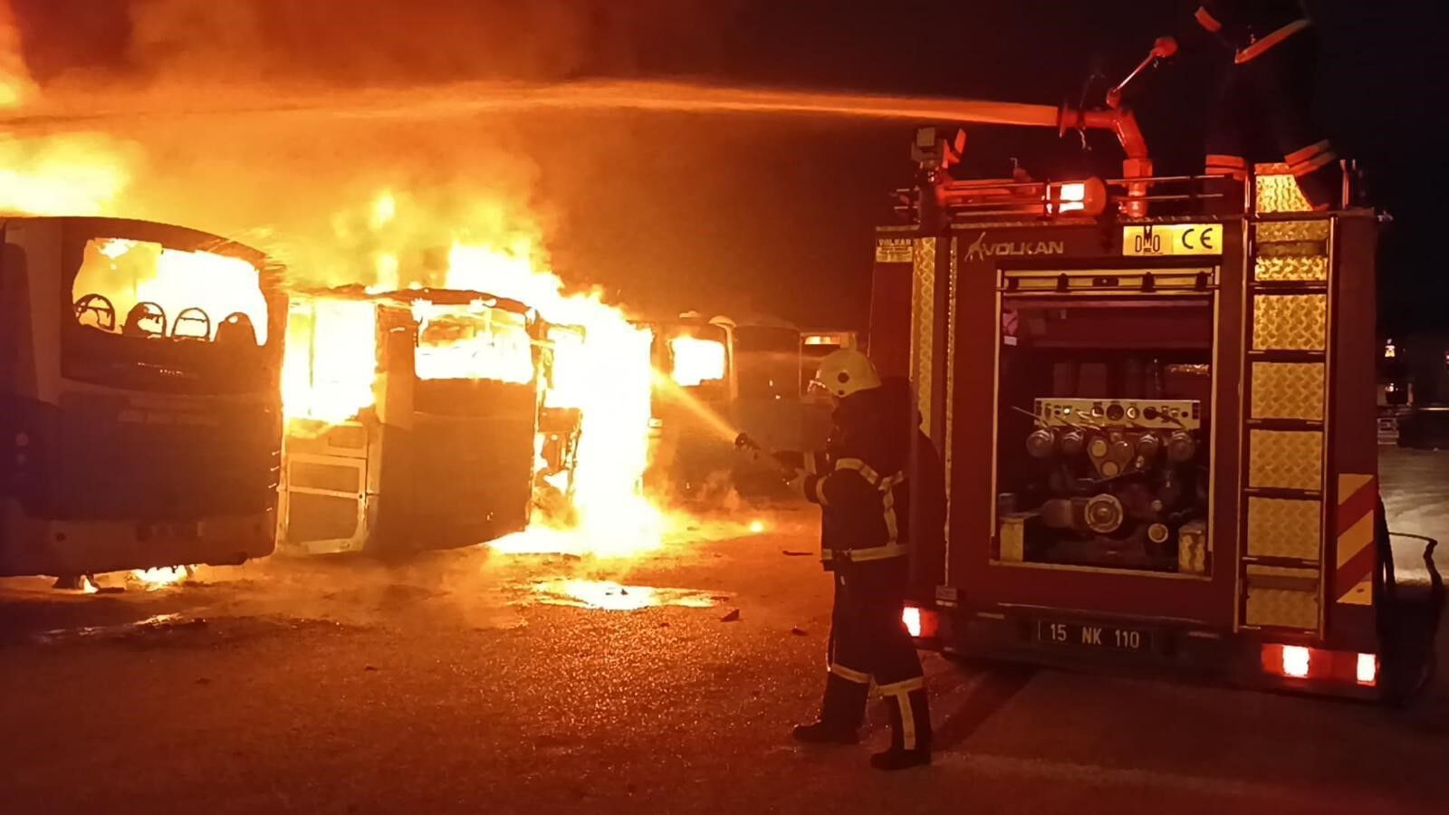 Burdur’da Feci Yangın 5 Otobüs Küle Döndü (3)