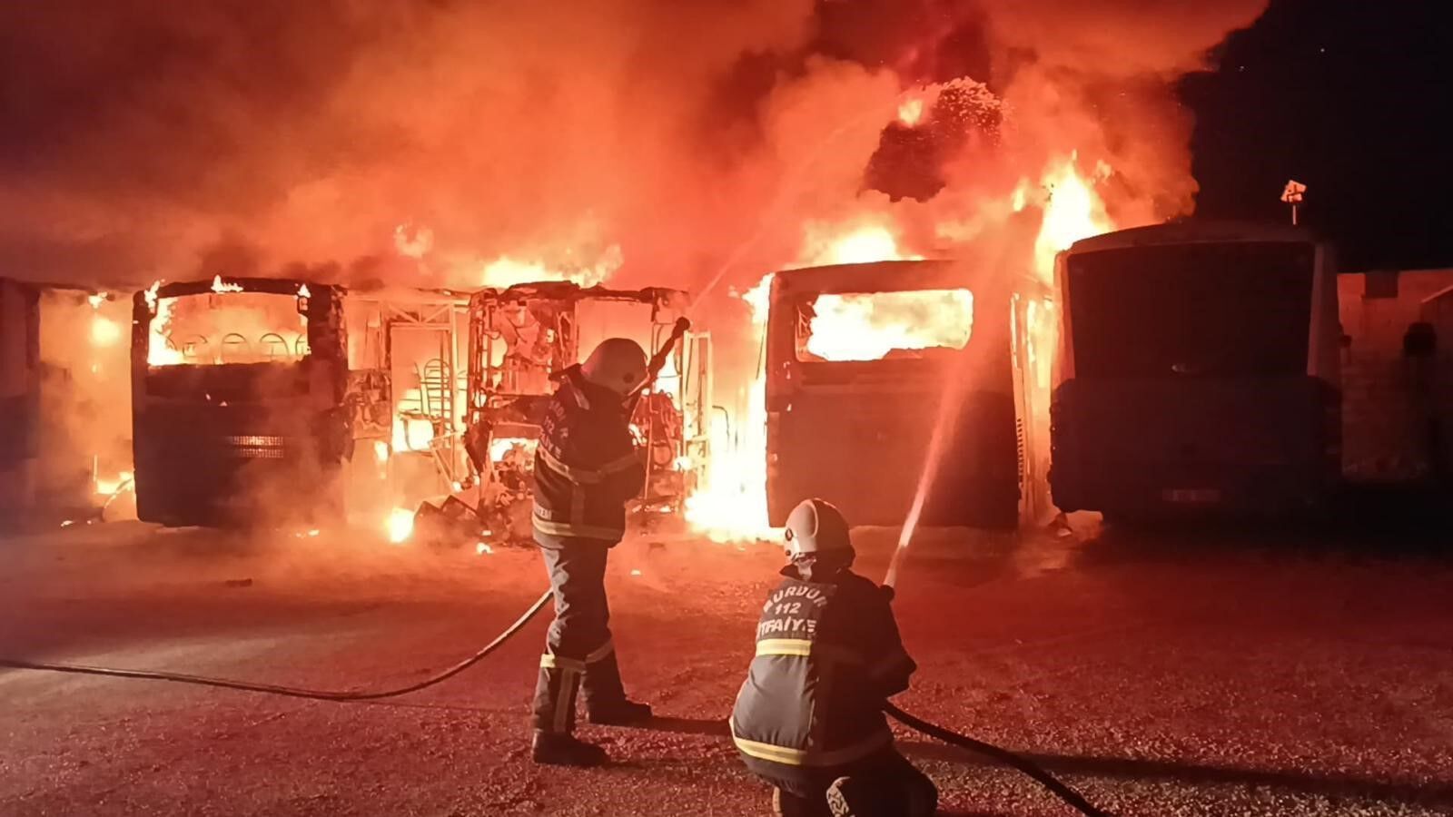 Burdur’da Feci Yangın 5 Otobüs Küle Döndü (4)
