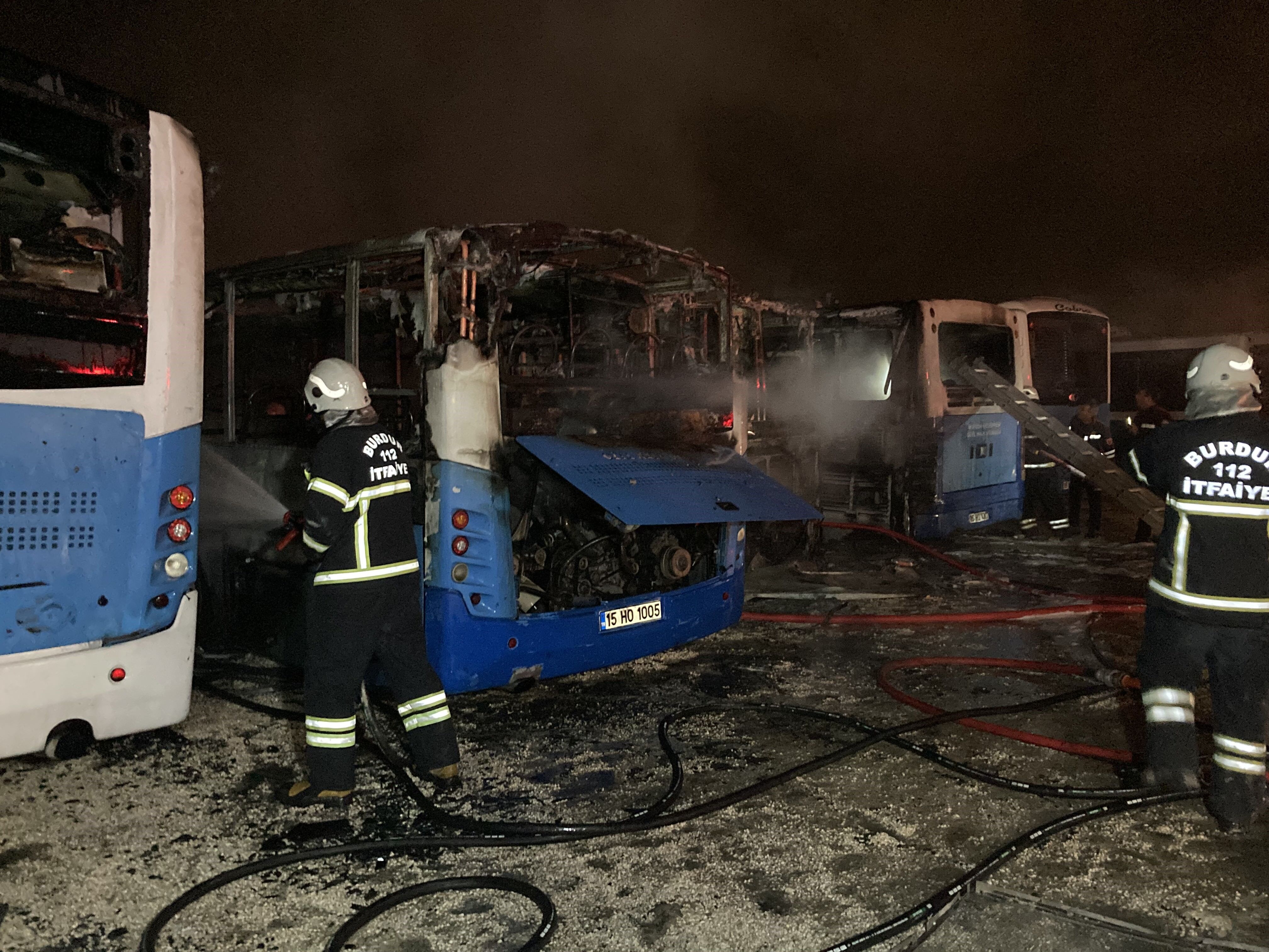 Burdur’da Feci Yangın 5 Otobüs Küle Döndü (5)
