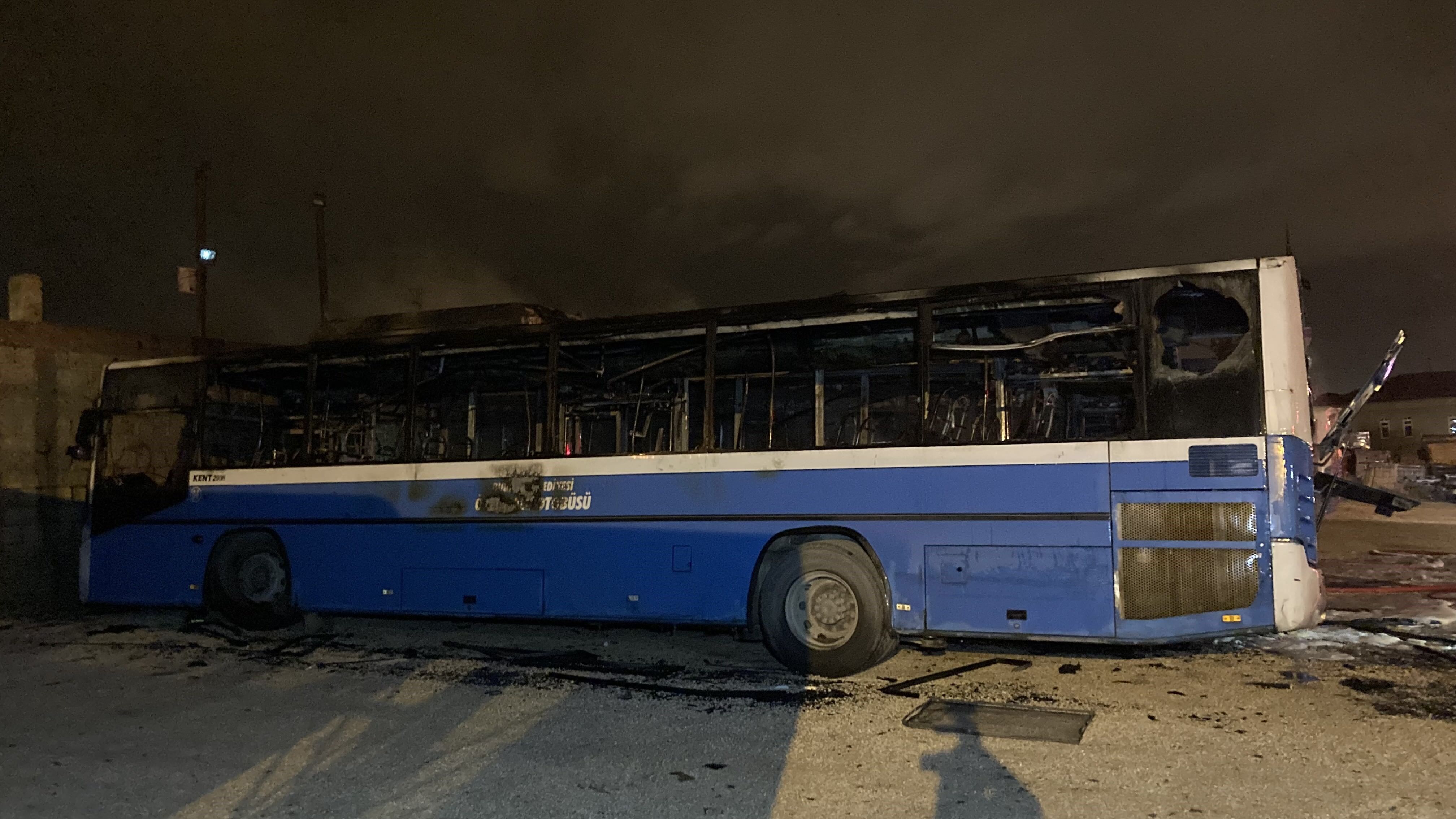 Burdur’da Feci Yangın 5 Otobüs Küle Döndü (6)