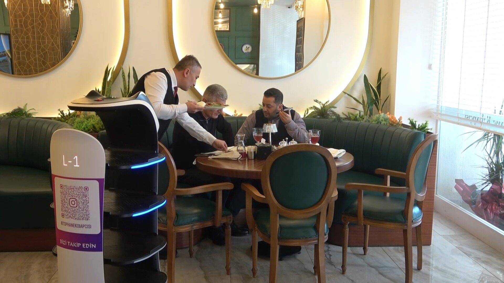 Bursa’da Robot Garson İlgi Odağı Oldu Yemek Taşıyor, Şarkı Söylüyor! (1)