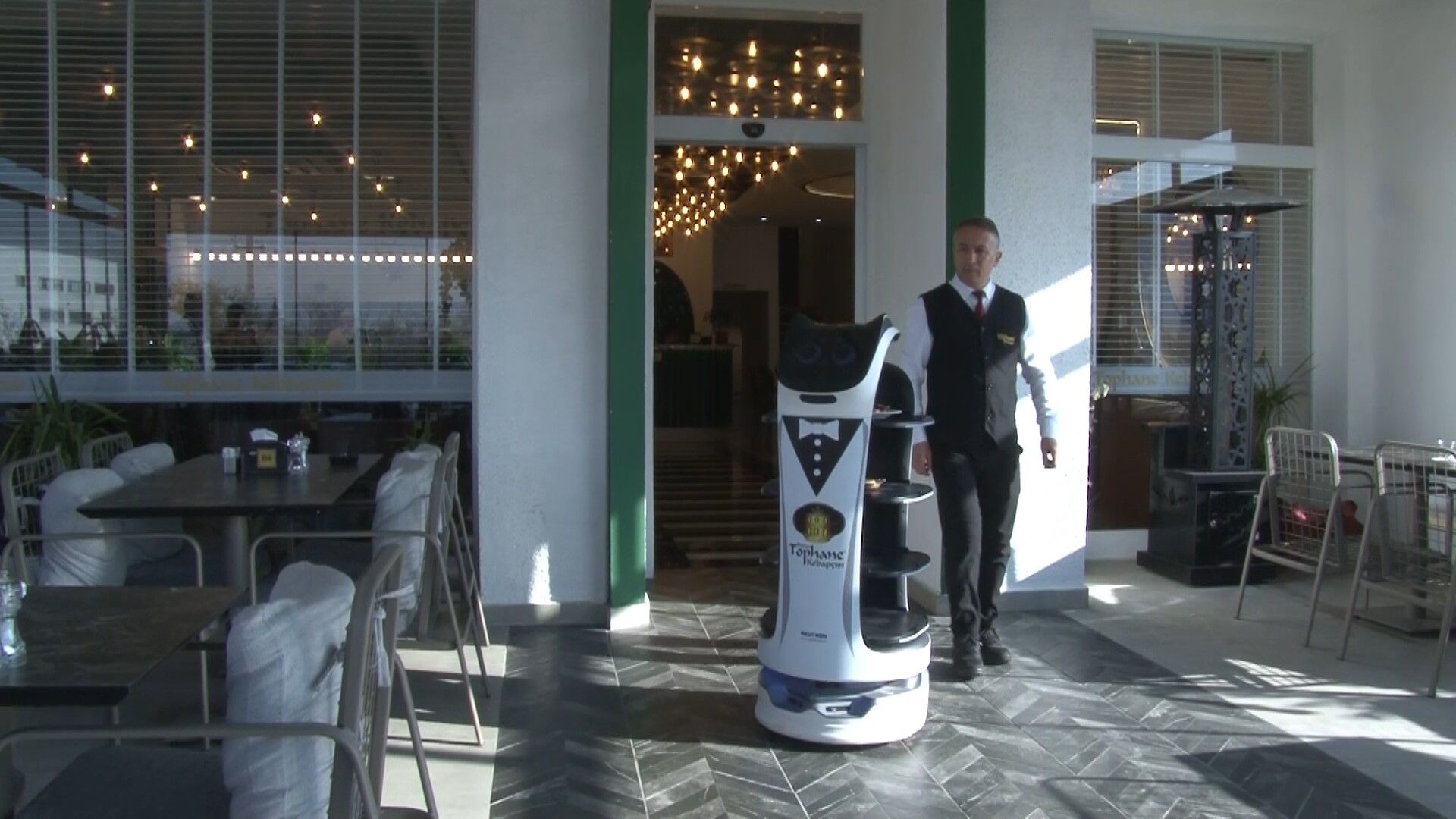Bursa’da Robot Garson İlgi Odağı Oldu Yemek Taşıyor, Şarkı Söylüyor! (2)