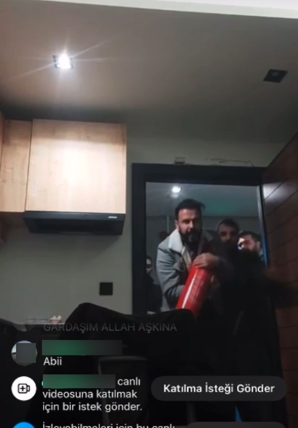 Canlı Yayında Kendine Zarar Veren Genci Polis Kapıyı Kırarak Kurtardı (1)